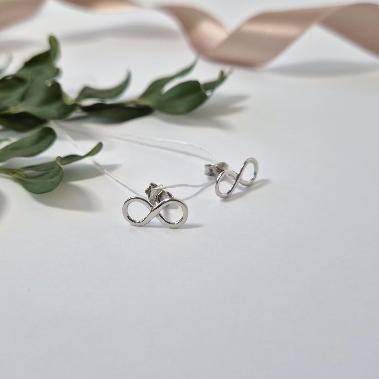 Серьги гвоздики на фиксаторах Бесконечность без камней серебро 925 пробы родированное 0,77 г (586 пуст)