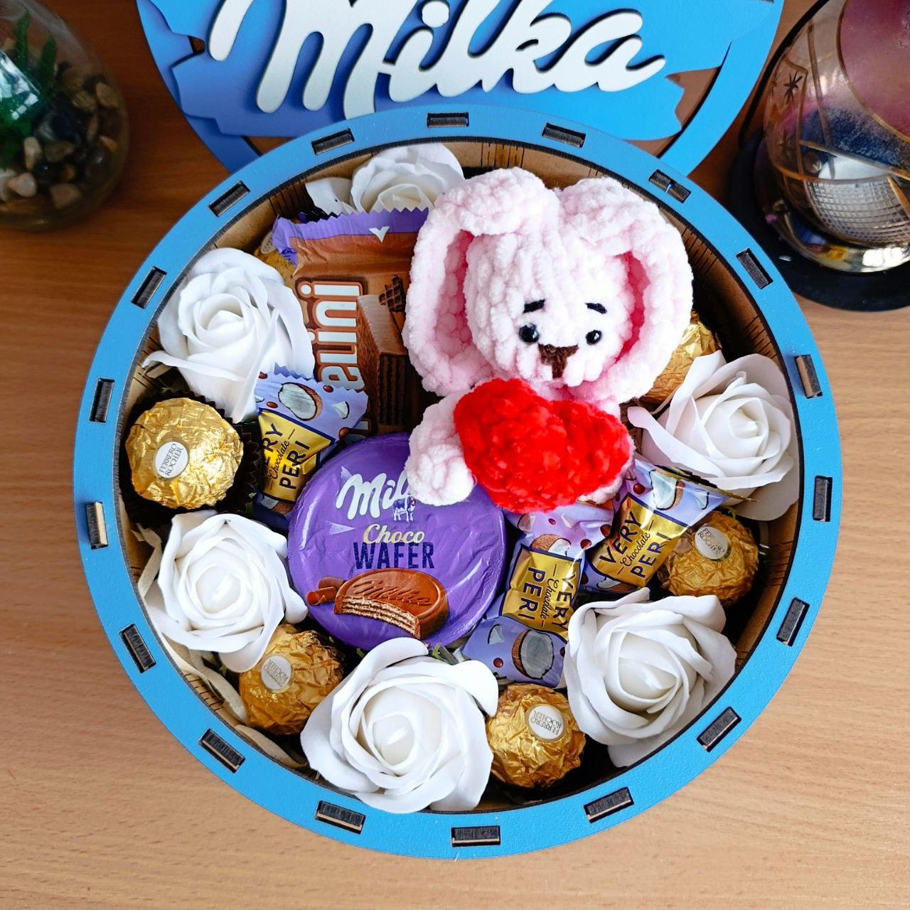 Подарочный бокс милка со сладостями и мягкой игрушкой для девушки на день влюбленных/8 марта/день рождения (ar225) Подарочный бокс милка со сладостями и мягкой игрушкой для девушки на день влюбленных/8 марта/день рождения (ar225)