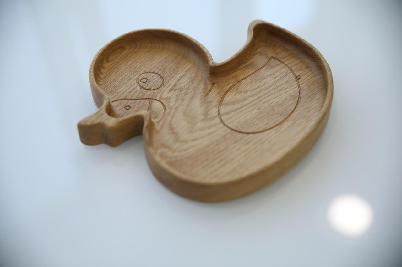 Дитяча тарілка Каченя дерев'яна з ясена 20,5х19,5х2,5 см (WDB-12.1) - фото 2 Дитяча тарілка Каченя дерев'яна з ясена 20,5х19,5х2,5 см (WDB-12.1) - фото 2