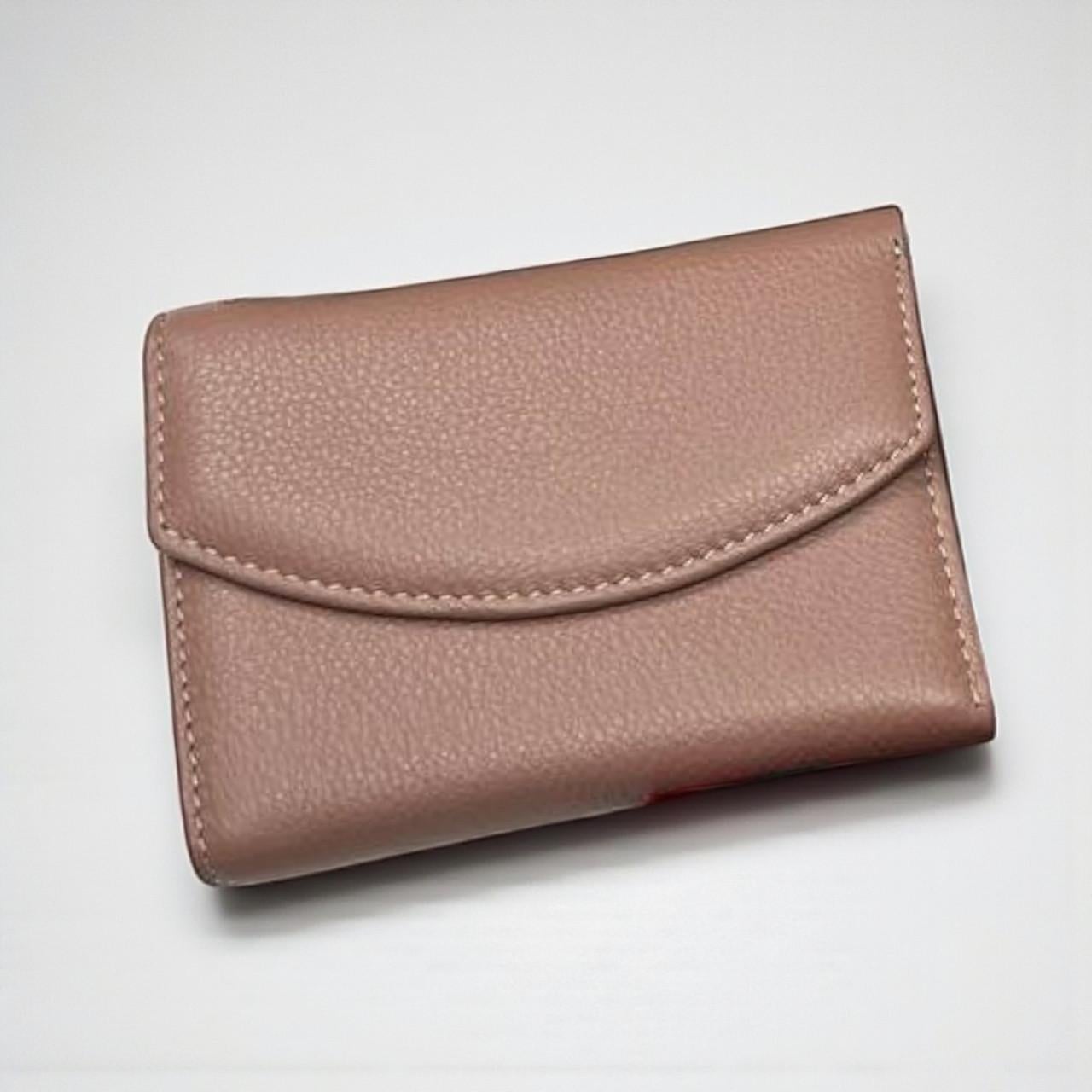 Кошелек кожаный женский маленький из натуральной кожи на магните в коробке 12х9 см Пудра Кошелек кожаный женский маленький из натуральной кожи на магните в коробке 12х9 см Пудра