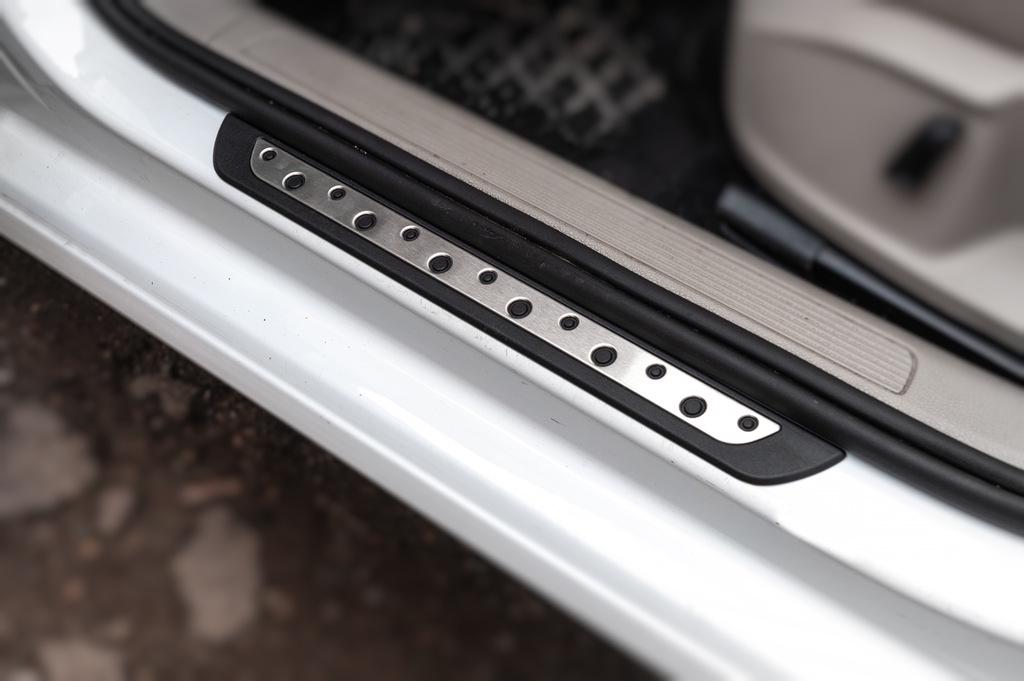 Накладки на пороги Flexill Dotline Omsa Line для Volkswagen Golf 7/E-Golf алюминий/пластик Хром