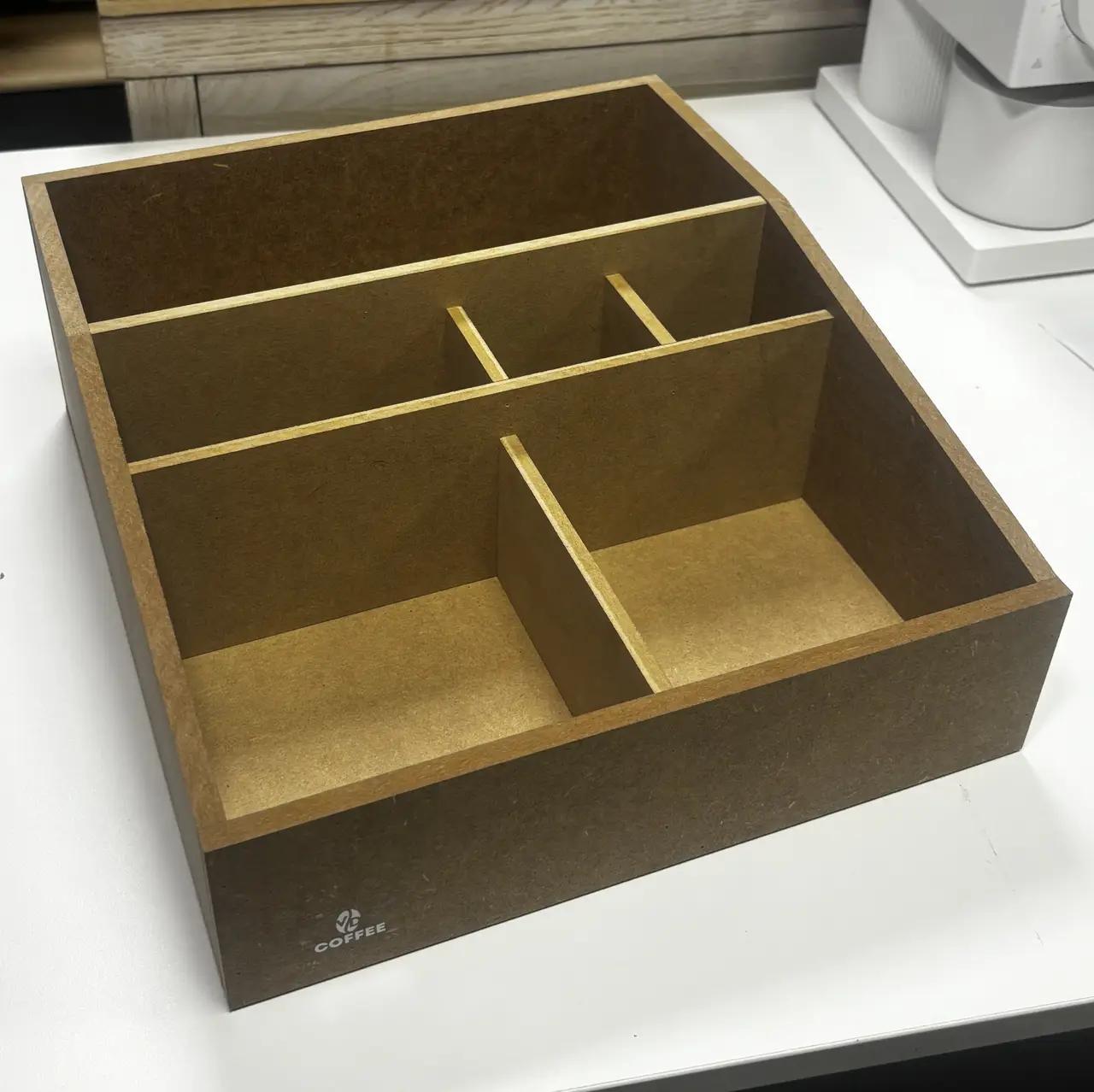 Барный органайзер деревянный VD Standart для крышек стаканчиков/салфеток/трубочек 6 секций Коричневый (1912) - фото 5 Барный органайзер деревянный VD Standart для крышек стаканчиков/салфеток/трубочек 6 секций Коричневый (1912) - фото 5