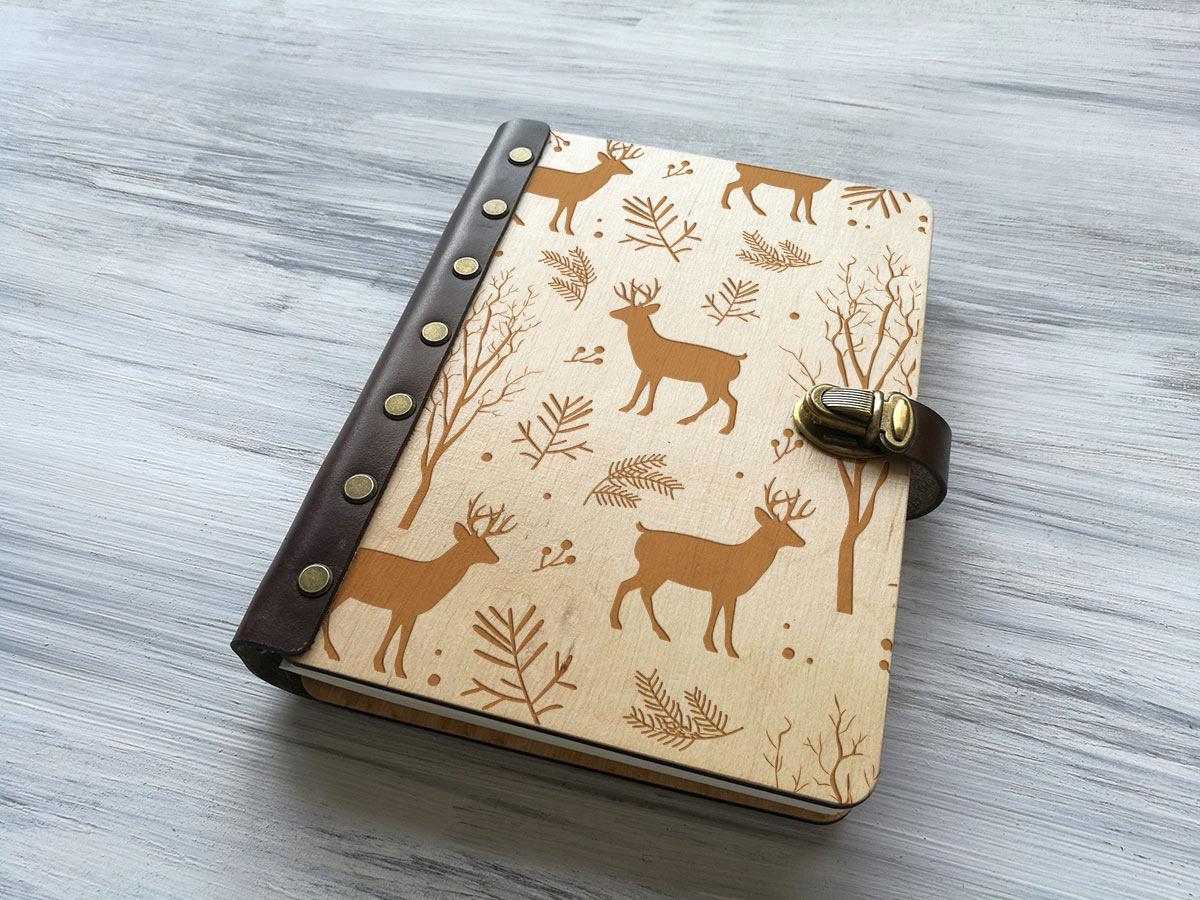 Блокнот WoodPresentStudio Олені в обкладинці з дерева 100 аркушів чорні без лінівки Світле дерево - фото 2 Блокнот WoodPresentStudio Олені в обкладинці з дерева 100 аркушів чорні без лінівки Світле дерево - фото 2
