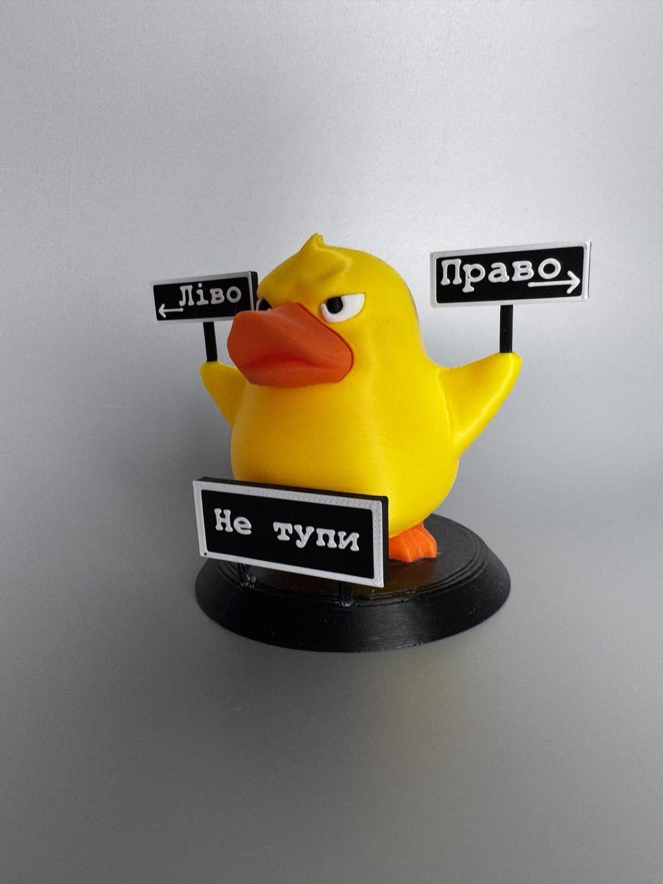 Фигурка 3D уточка в авто с табличками Лево и Право Не тупи