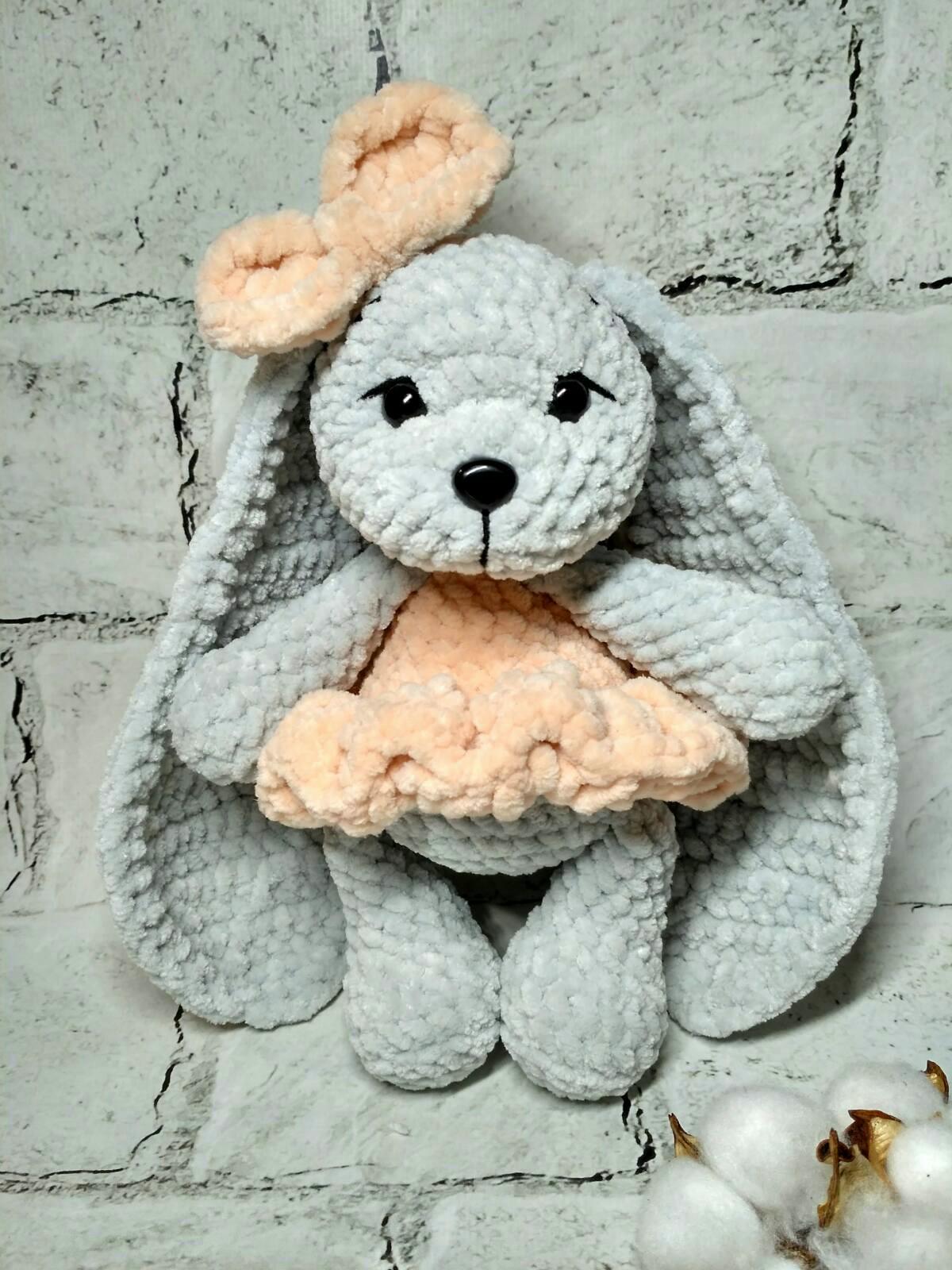 М'яка в'язана іграшка ручної роботи Зайчик в сукні 23 см Сірий з персиковим (202-68-55)