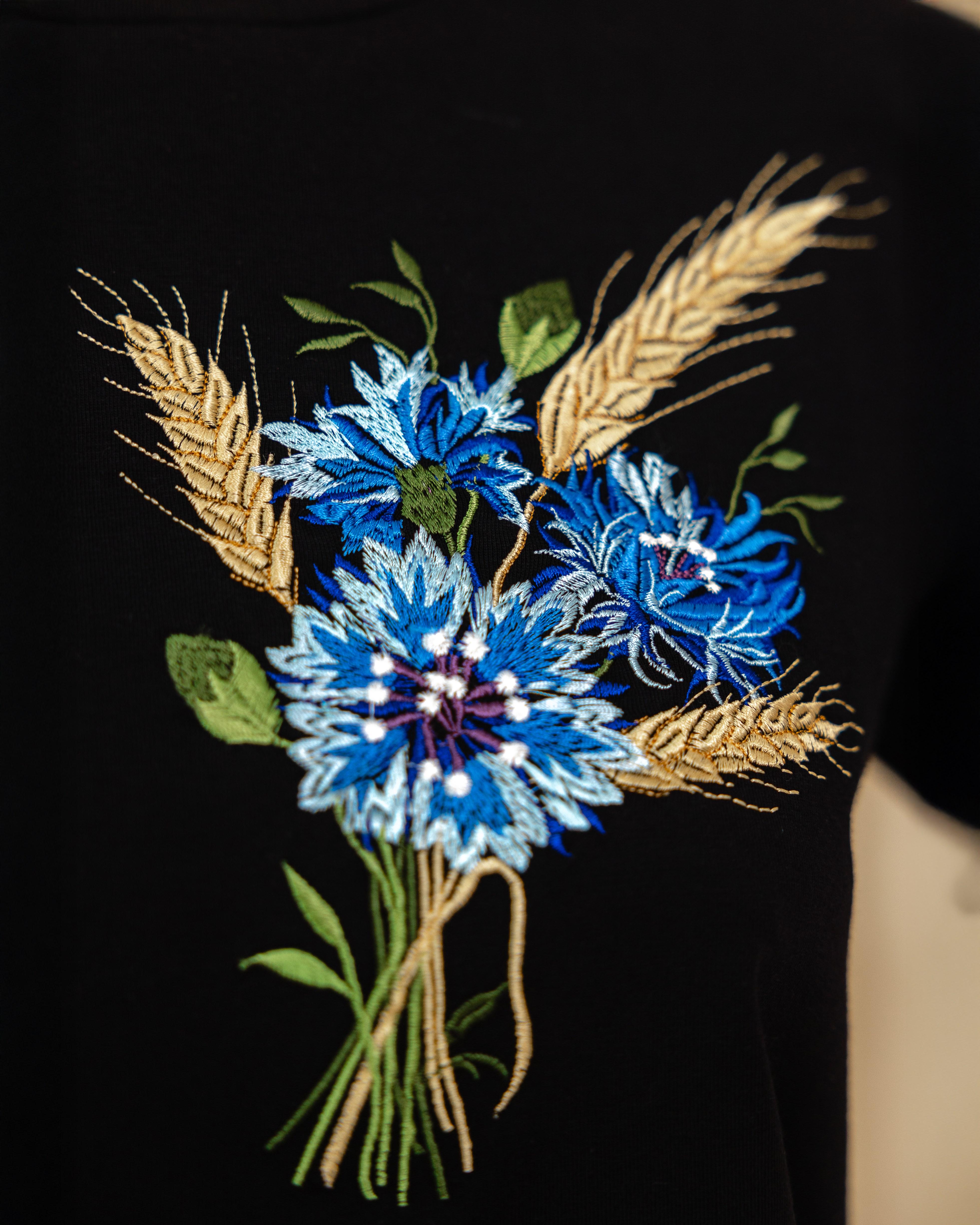 Футболка женская Волошковый букет с вышивкой 2XL Черный (0002211-XXL) - фото 8 Футболка женская Волошковый букет с вышивкой 2XL Черный (0002211-XXL) - фото 8