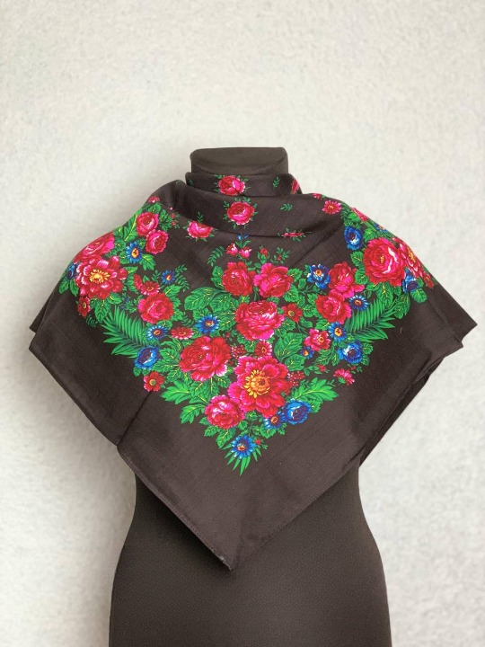 Платок шерстяной Букет красных и синих цветов Черный (29439555)