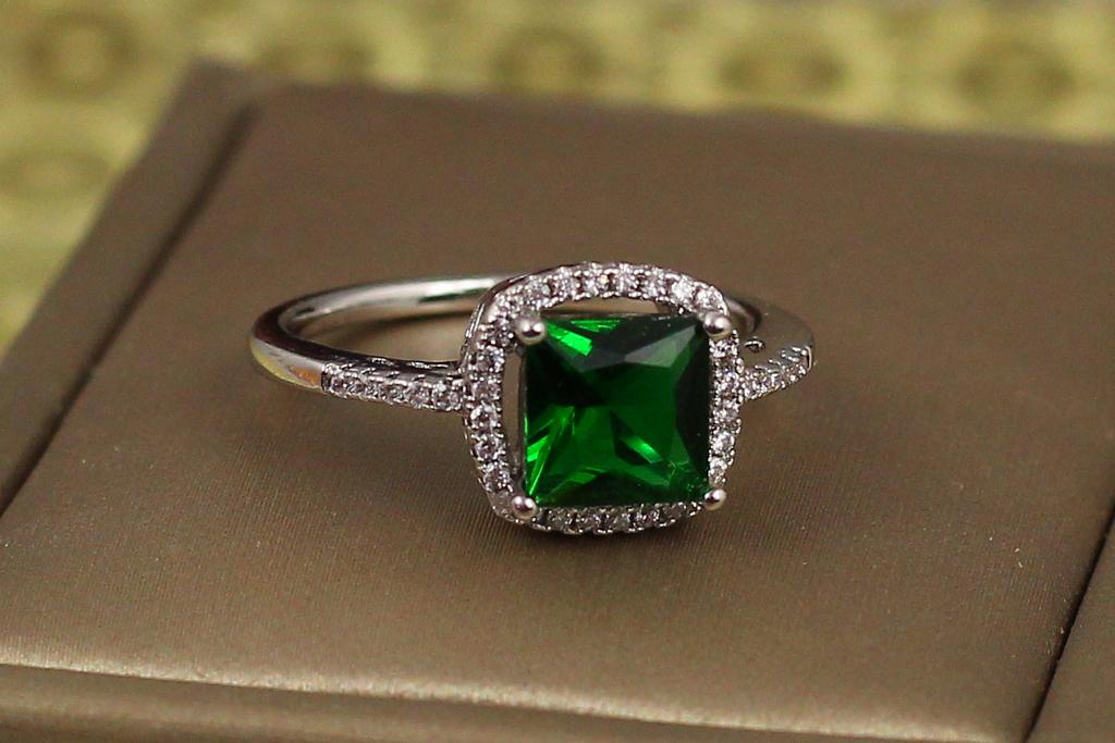Кольцо Xuping Jewelry зеленый квадрат в оправе из мелких фианитов р. 17 Серебристый