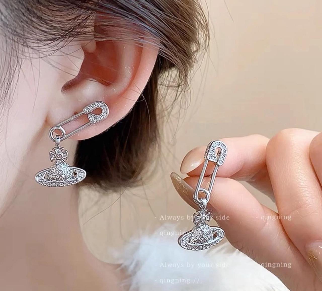 Серьги женские Vivienne Westwood с подвеской в форме планеты Заколка - фото 3 Серьги женские Vivienne Westwood с подвеской в форме планеты Заколка - фото 3