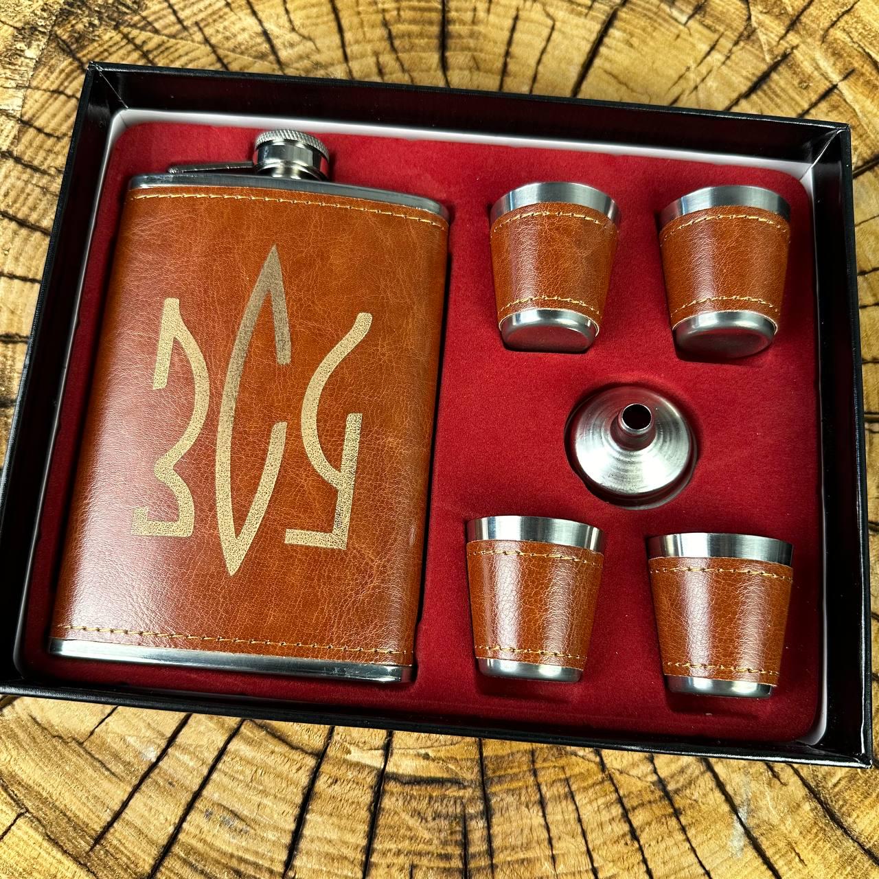 Набір фляга для алкоголю і 4 чарки в подарунковій коробці з гравіюванням ЗСУ - фото 3 Набір фляга для алкоголю і 4 чарки в подарунковій коробці з гравіюванням ЗСУ - фото 3