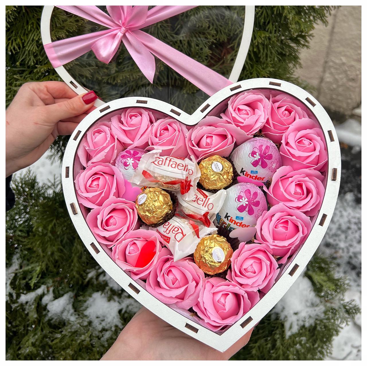 Подарунковий бокс Серце з солодощами та квітами з мила Рожевий (2083227800) - фото 2
