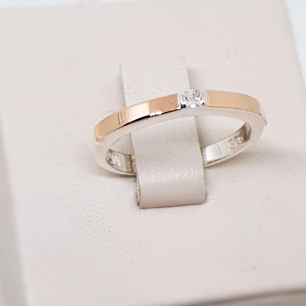 Кольцо серебряное с кубическим цирконием и золотыми пластинами р. 16 1,83 г (1561784419)