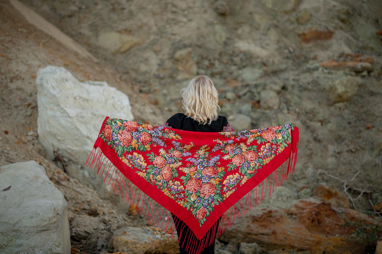 Хустка жіноча Квіти півонії народна з шовковою бахромою вовна 120х120 см Червоний (02109)