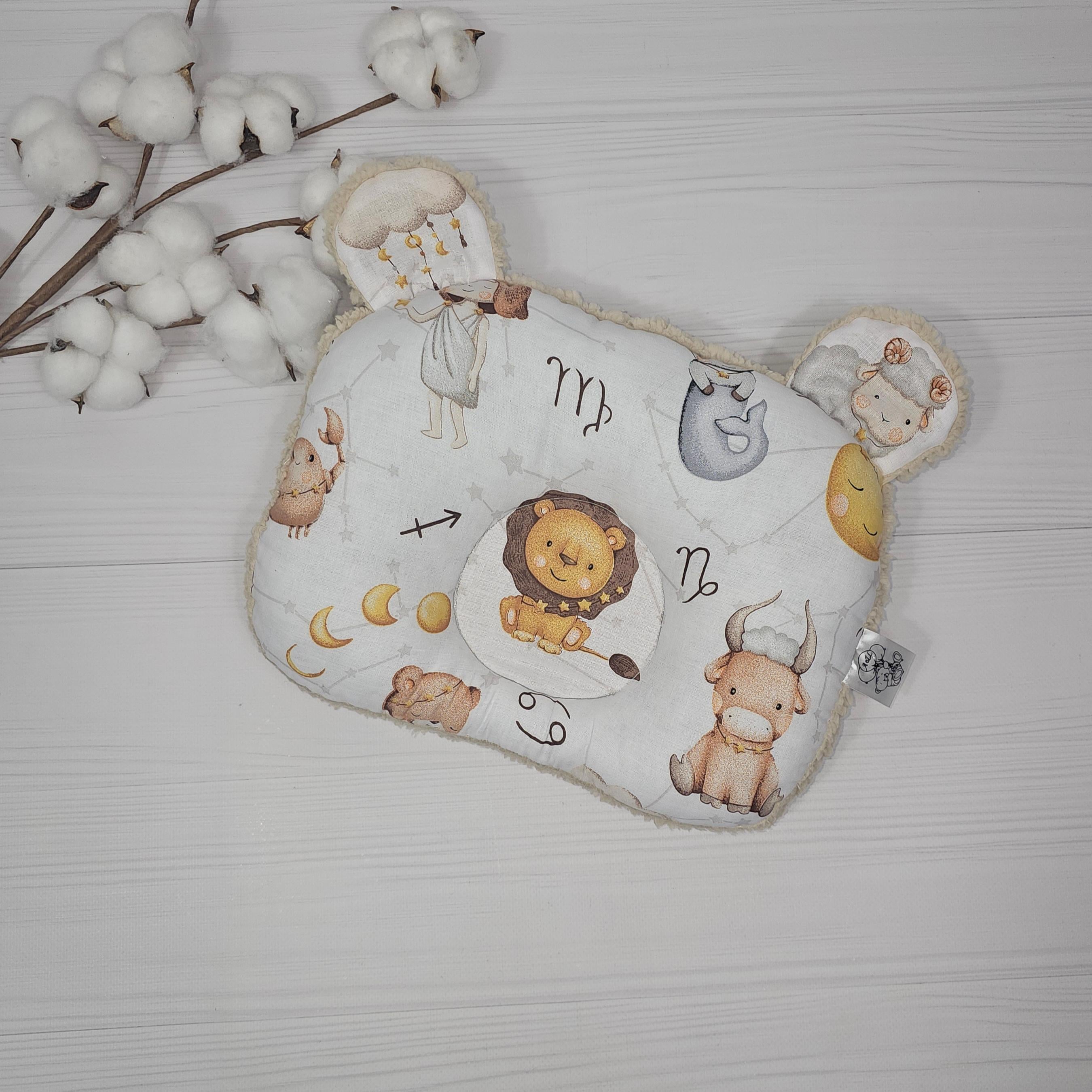 Подушка ортопедическая для новорожденных a.l.babybox Зодиак/Бежевый Тедди 24x32 см (38382183) Подушка ортопедическая для новорожденных a.l.babybox Зодиак/Бежевый Тедди 24x32 см (38382183)