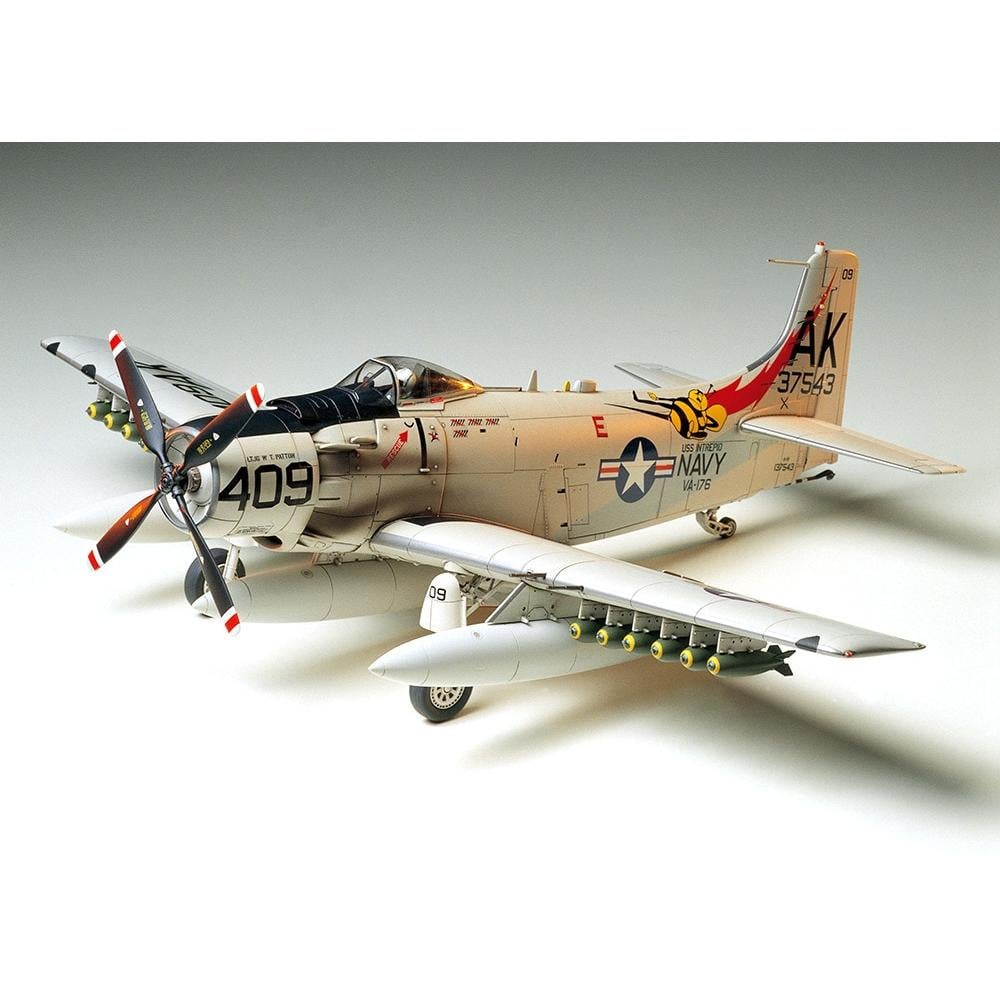Збірна модель пластикова Tamiya літак 1:48 Skyraider U. S. Navy