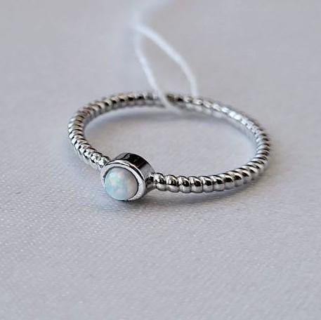 Кольцо Круг с белым опалом из серебра р. 15,5