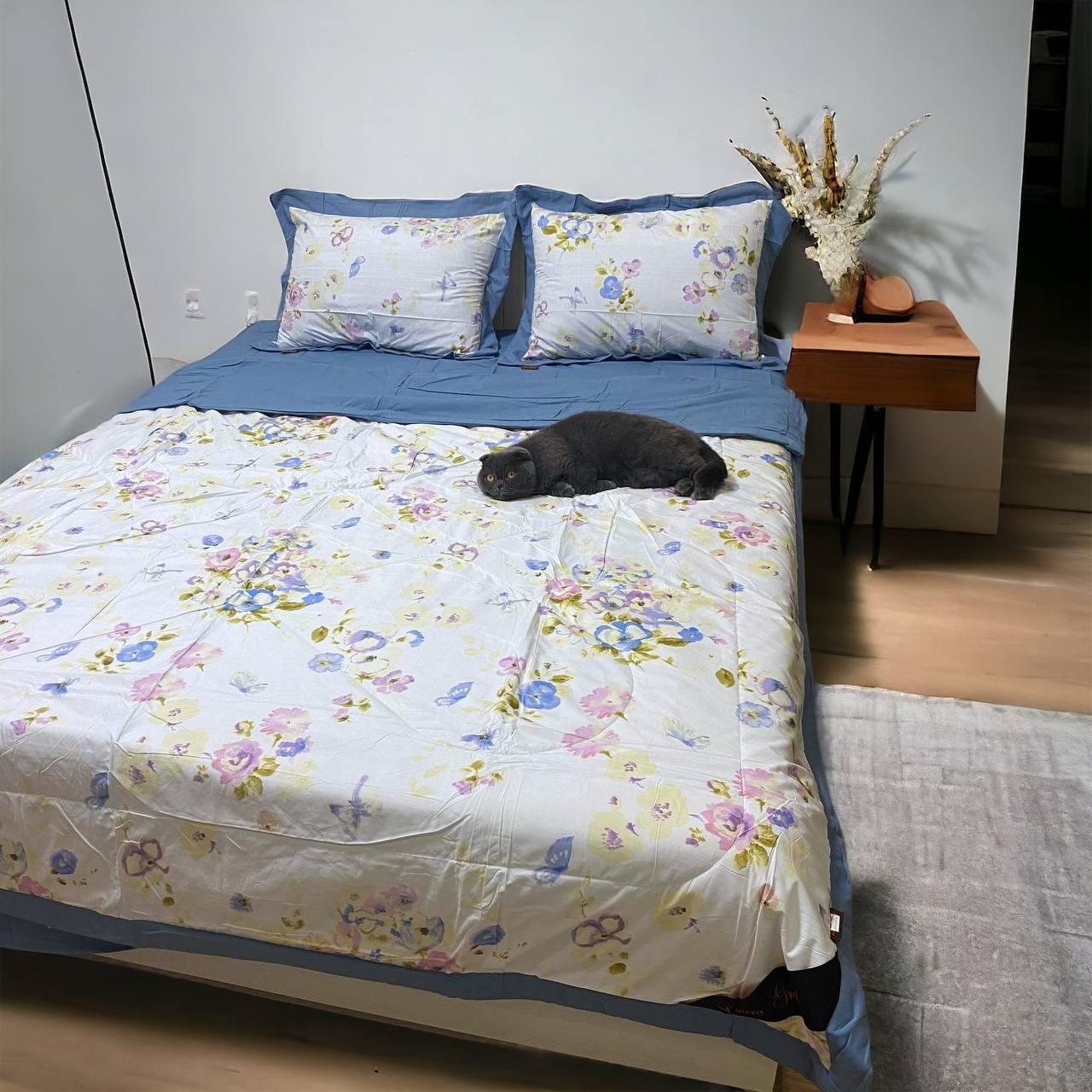 Комплект постельного белья из микросатина Laura с летним одеялом евро Голубой с белым Комплект постельного белья из микросатина Laura с летним одеялом евро Голубой с белым