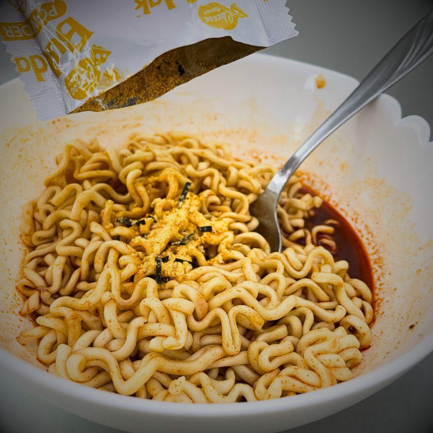 Лапша острая Buldak Samyang Ramen Cheese Chicken с творожным соусом 140 г (BUL-C-C-1) - фото 3 Лапша острая Buldak Samyang Ramen Cheese Chicken с творожным соусом 140 г (BUL-C-C-1) - фото 3