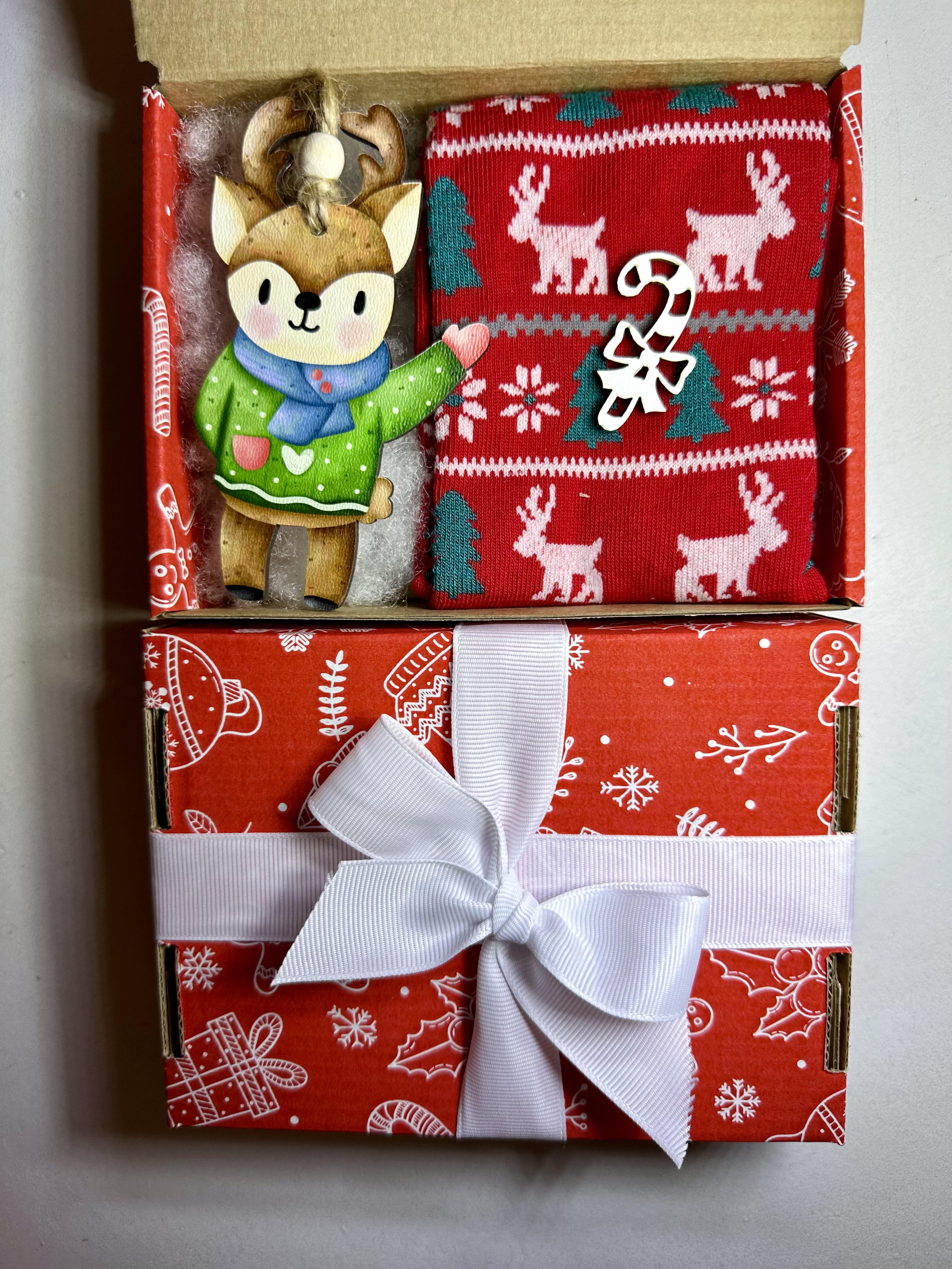 Набір подарунковий з новорічними шкарпетками та іграшкою (13532759)
