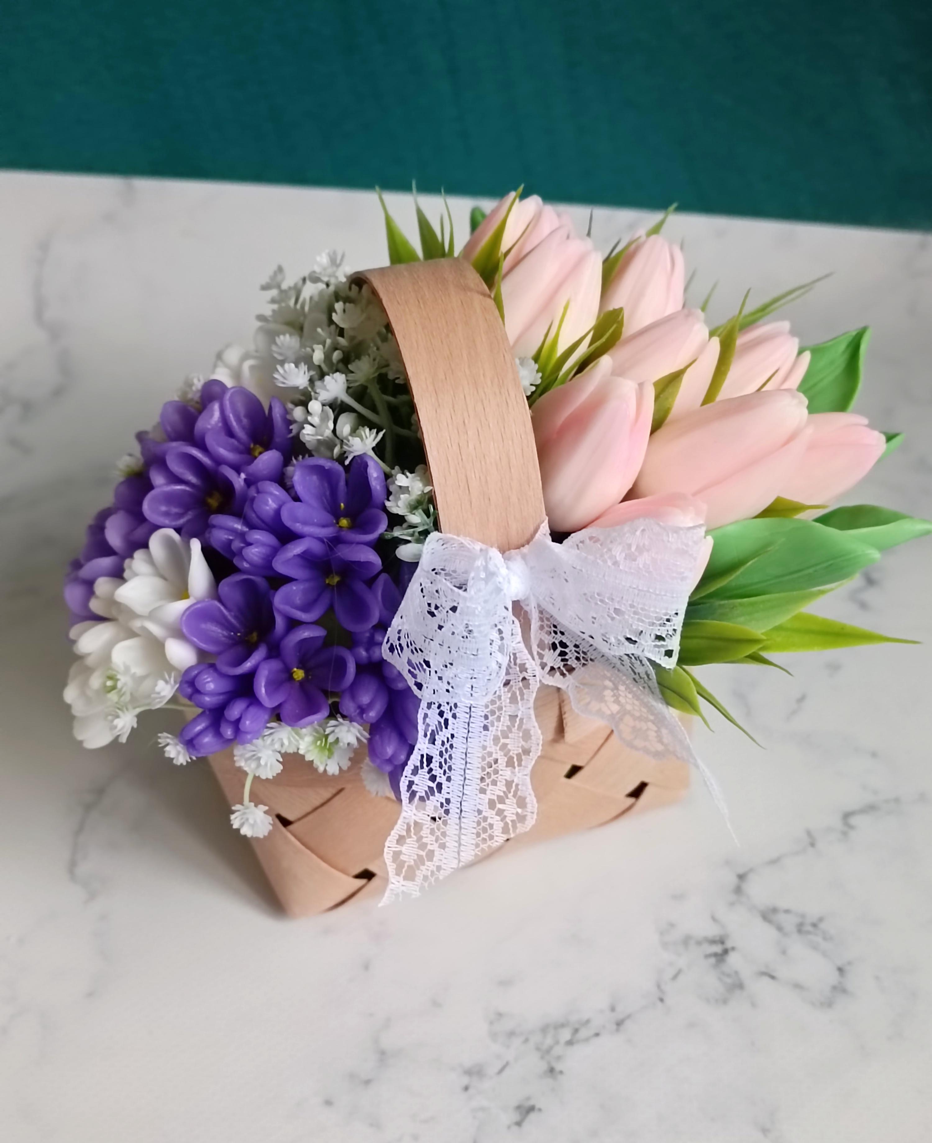 Композиція квітів з мила Ніжні тюльпани та бузок у кошику 15х16 см