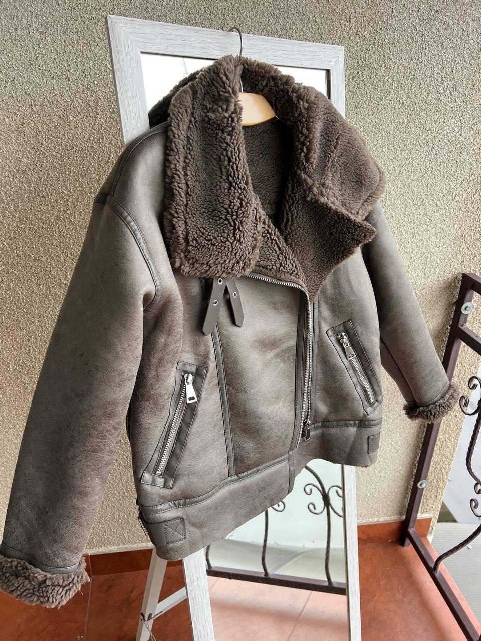 Дублянка жіноча Aftf Basic 243 середньої довжини з екозамші на блискавці з хутром L Капучино (3292) - фото 2 Дублянка жіноча Aftf Basic 243 середньої довжини з екозамші на блискавці з хутром L Капучино (3292) - фото 2