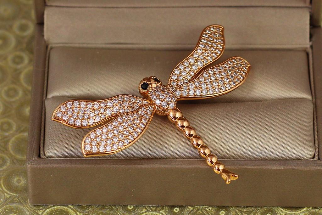 Брошь Xuping Jewelry Бабка с белыми крылышками 4 см Золотистый (2330625572)