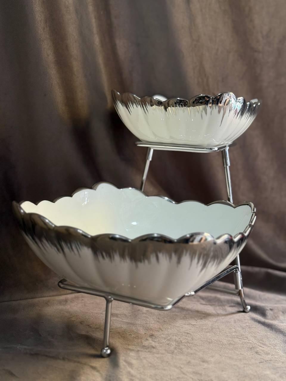 Фруктовниця Yiwu 2561-1AS порцелянова на металевій підставці 2 яруси 27х21х25 см Білий з срібним (30059634) - фото 2 Фруктовниця Yiwu 2561-1AS порцелянова на металевій підставці 2 яруси 27х21х25 см Білий з срібним (30059634) - фото 2