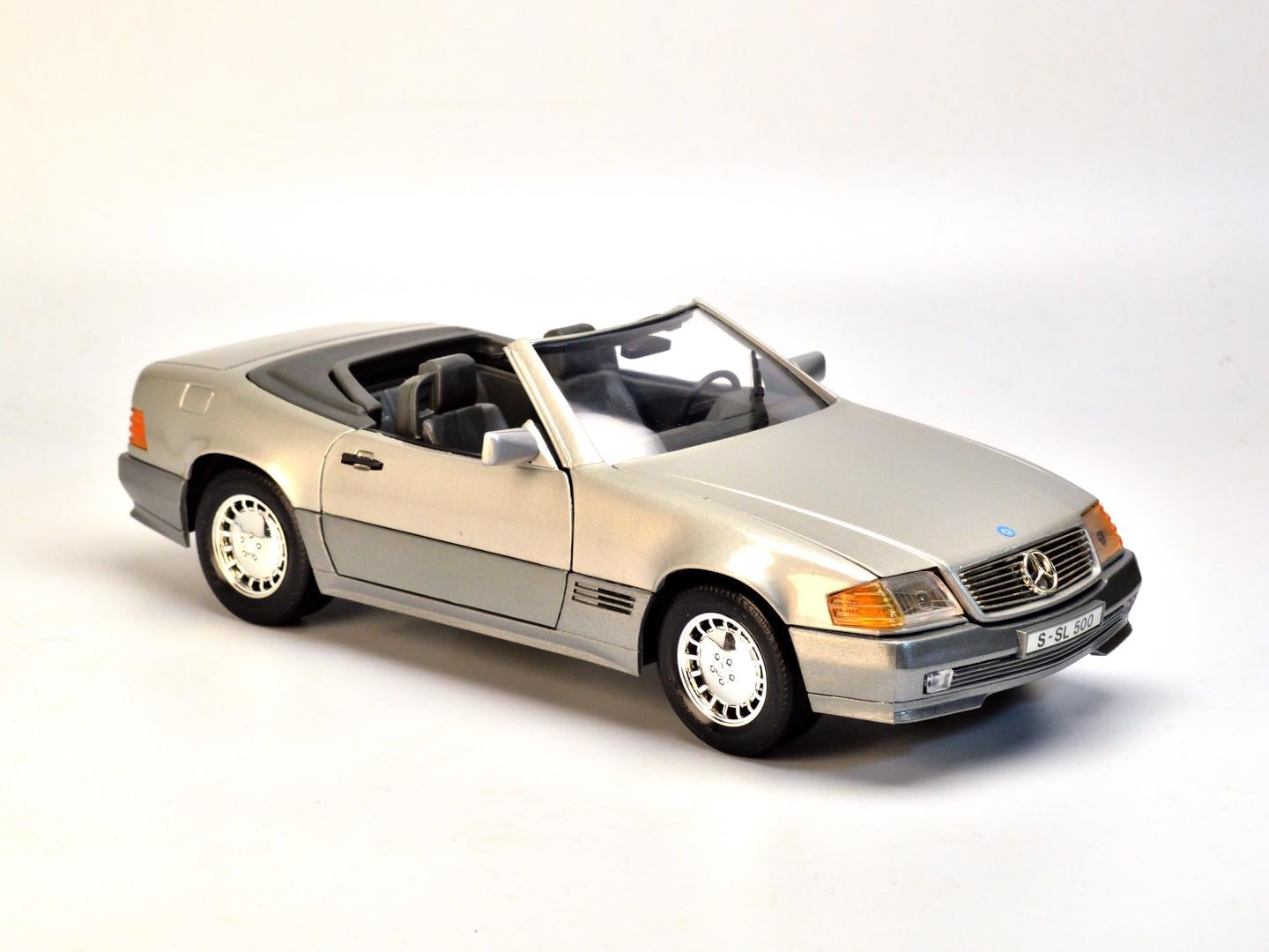 Модель автомобіля Master Toy Mercedes-Benz 500SL 1:18 Сріблястий (135)