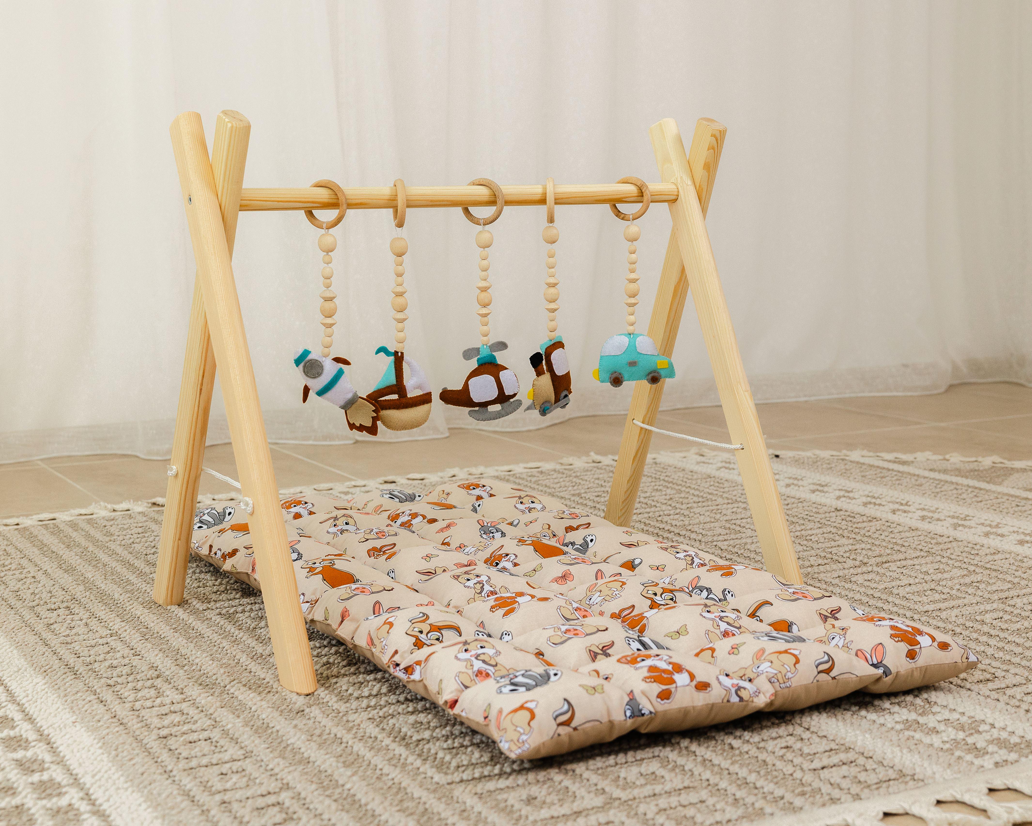 Мобиль напольный деревянный Веселые путешествия с матрасиком Funny rabbits (0002270)