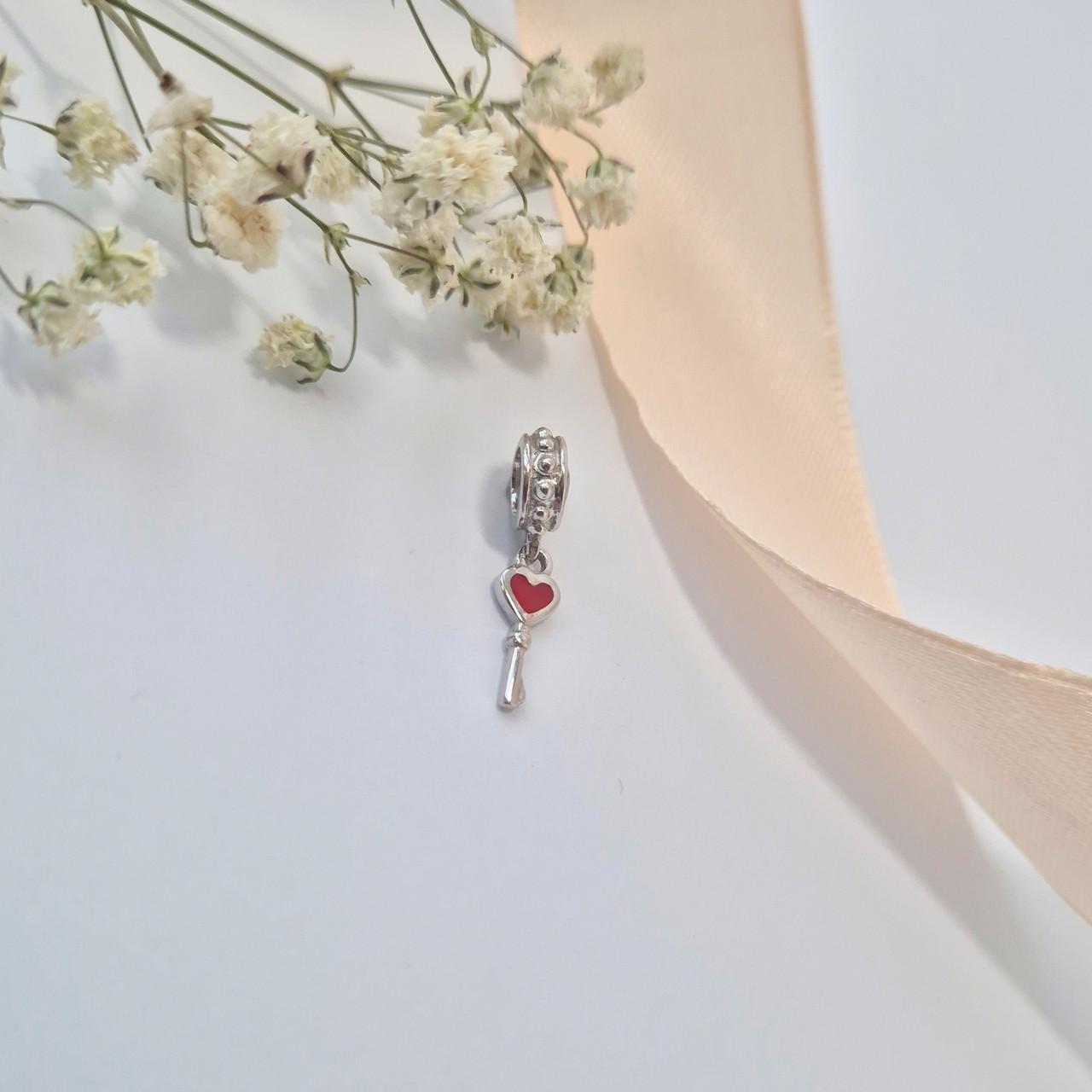 Шарм підвіска ключ з червоним серцем срібло 925 проби родоване 0,99 г (509п)