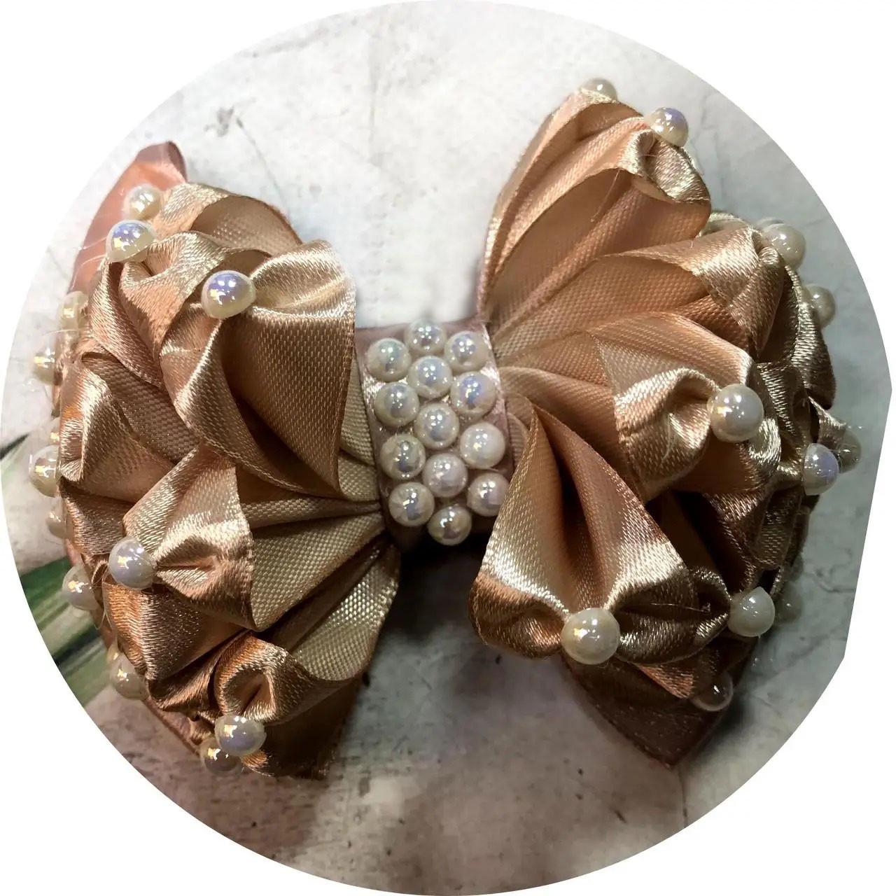 Бантик для волос детский с бусинками на заколке 11х9х6 см Бежевый (10556)