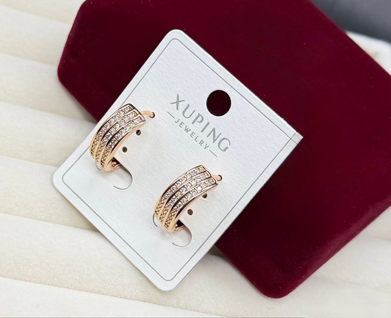 Сережки овальні Xuping гіпоалергенне медичне золото прикрашені камінцями в три ряди стильне прикраса для щоденного образу