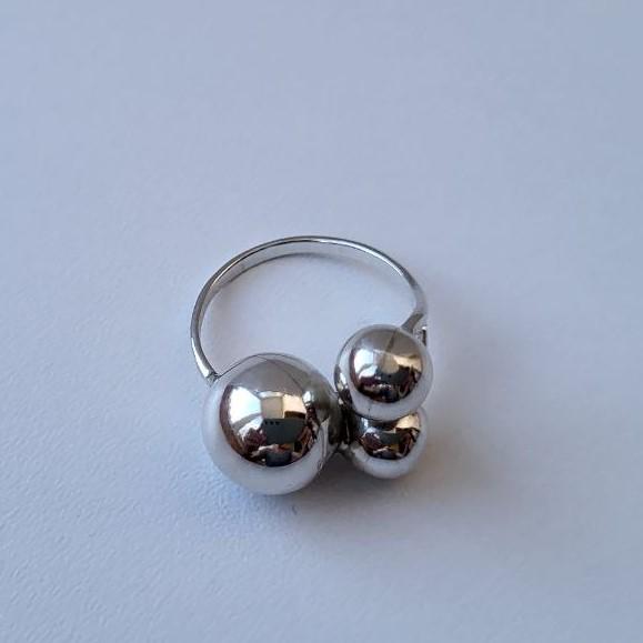 Кольцо Три Шарика из серебра р. 16 Кольцо Три Шарика из серебра р. 16