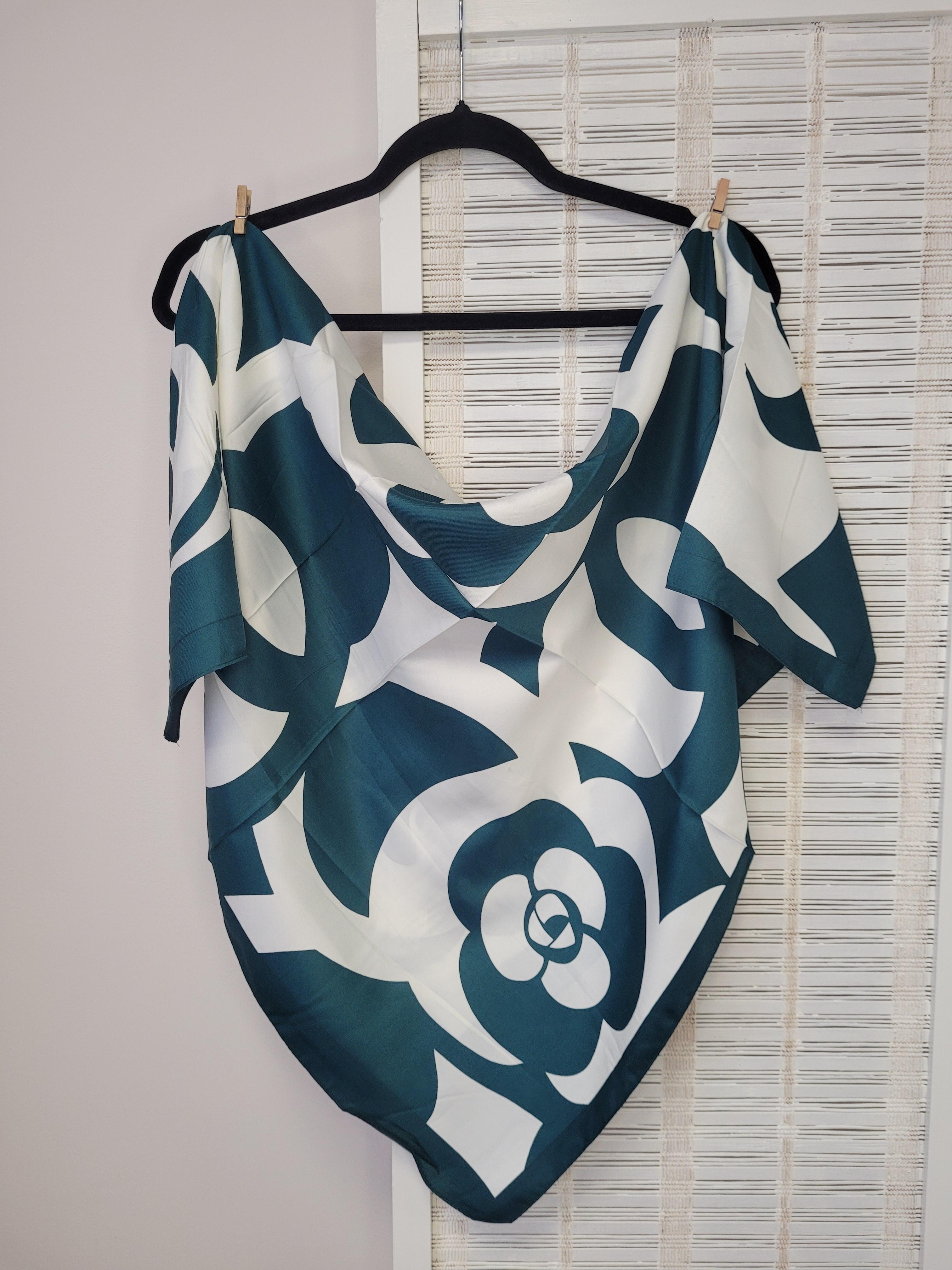 Хустка жіноча шовкова Відомий принт Троянда 90х90 см Білий/Зелений (002518)