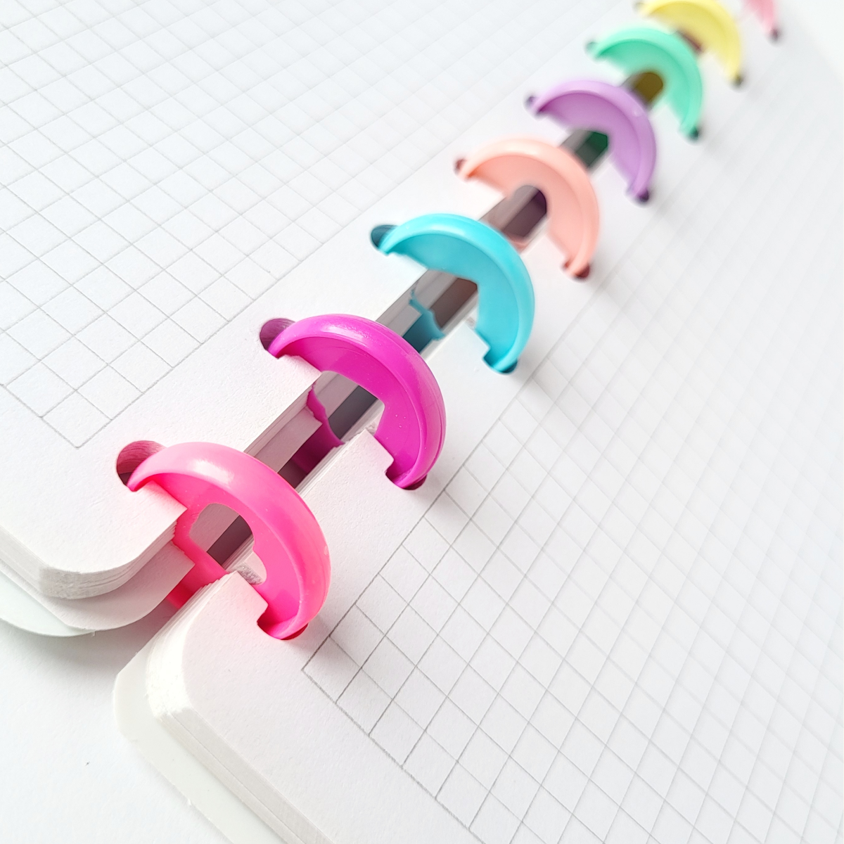 Блокнот А5 на пластиковой спирали с обложкой в клетку с надписью "It's Free to Think Like a Millionaire" 96 листов (259) - фото 3 Блокнот А5 на пластиковой спирали с обложкой в клетку с надписью "It's Free to Think Like a Millionaire" 96 листов (259) - фото 3