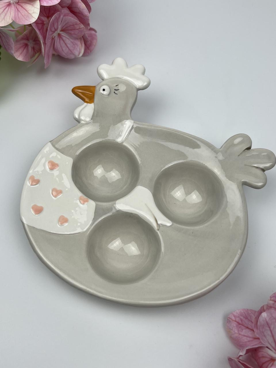 Подставка для яиц BonaDi керамическая Курочка на 3 яйца 16,5 см - фото 4 Подставка для яиц BonaDi керамическая Курочка на 3 яйца 16,5 см - фото 4