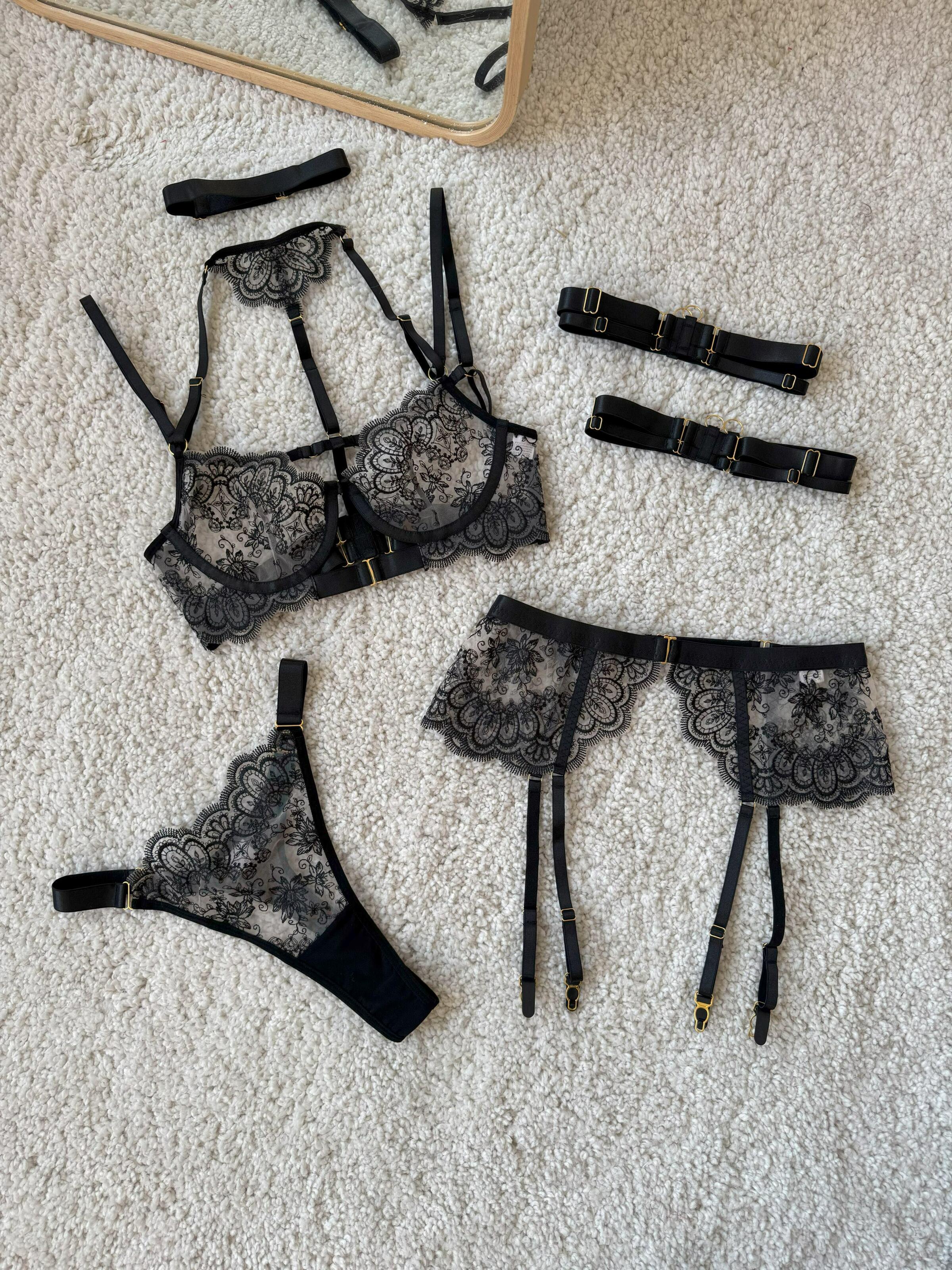 Комплект білизни жіночий Nova Vega бюстгальтер/трусики/пояс/підв'язки/чокер M Чорний (105-D133/1-1) - фото 7 Комплект білизни жіночий Nova Vega бюстгальтер/трусики/пояс/підв'язки/чокер M Чорний (105-D133/1-1) - фото 7