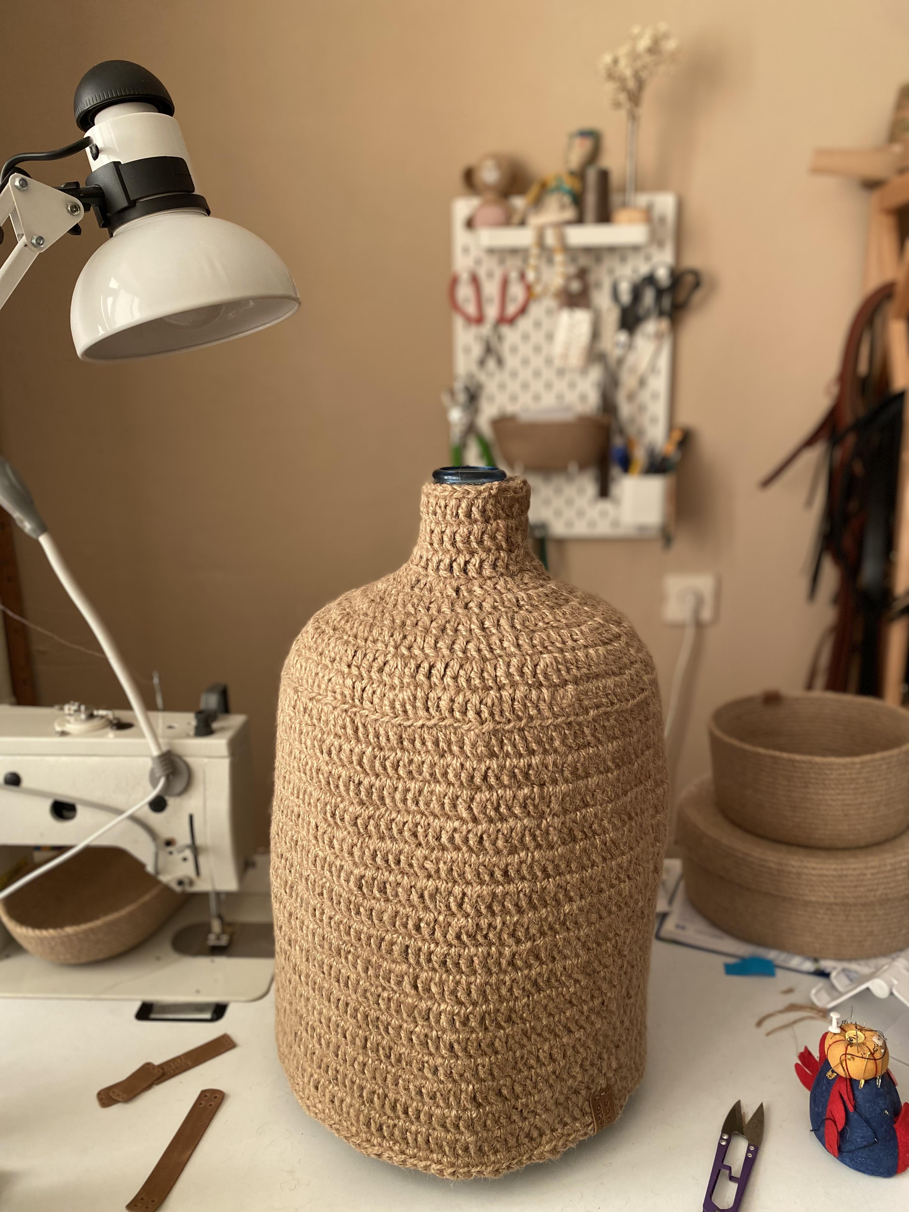 Чохол на бутль Svetla.jute із джута ручної роботи для бутля 19л (JUTE0042) Чохол на бутль Svetla.jute із джута ручної роботи для бутля 19л (JUTE0042)