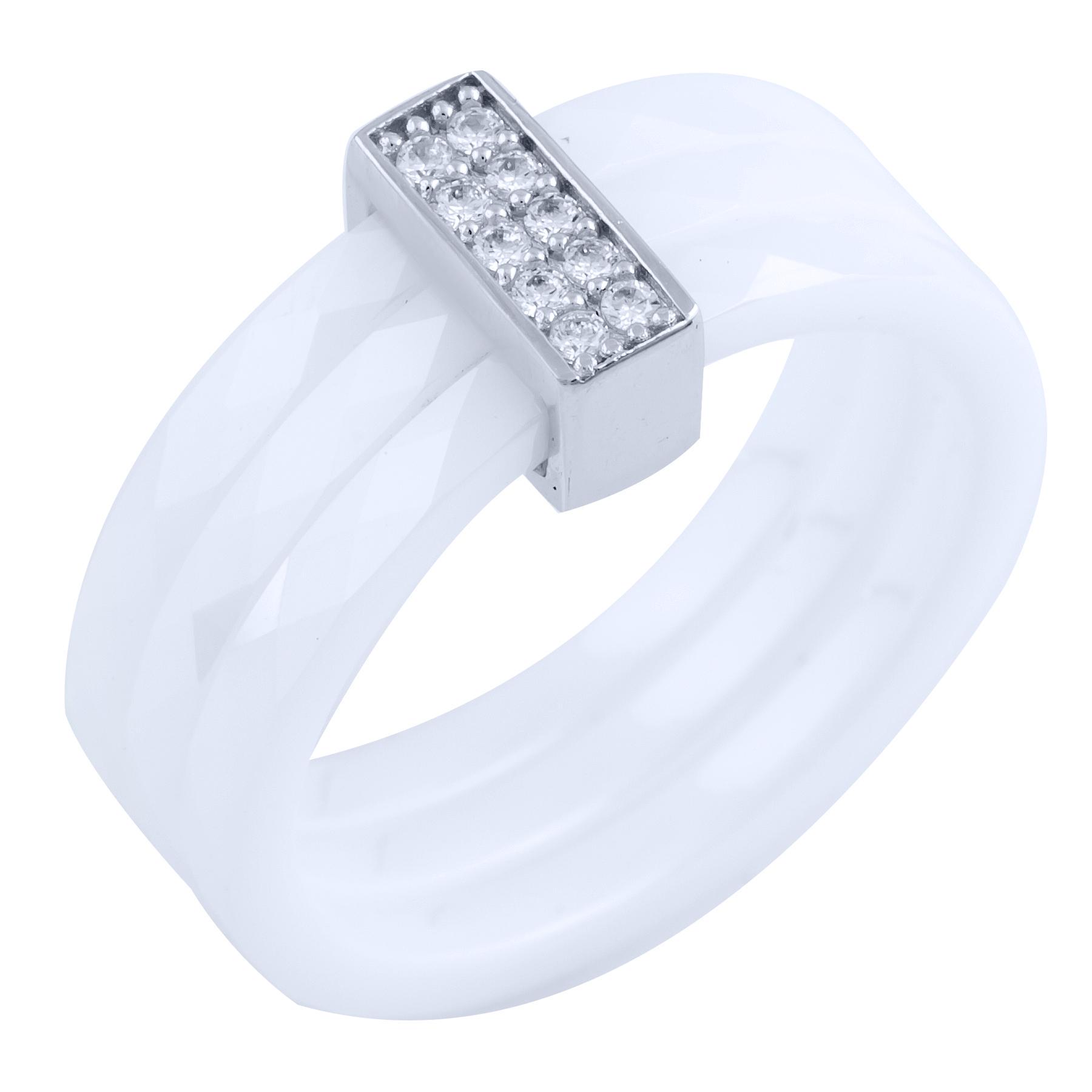 Кольцо с белой керамикой в ​​виде объемного переплетения со вставками фианитов р. 18,5