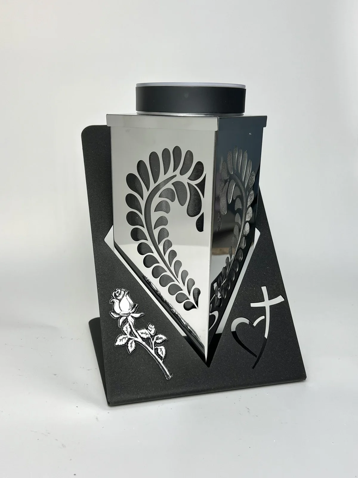 Ваза-лампадка металлическая с солнечной панелью для Аллеи Героев Серебряная (L0000)