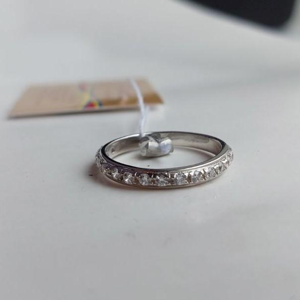 Каблучка зі срібла доріжка з білим камінням р. 17