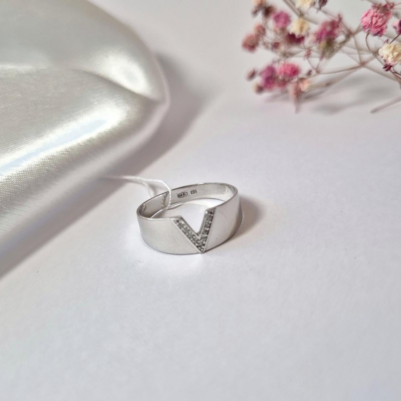 Кольцо в белых камнях серебро 925 пробы родированное 1,87 г р. 18 (1578к)