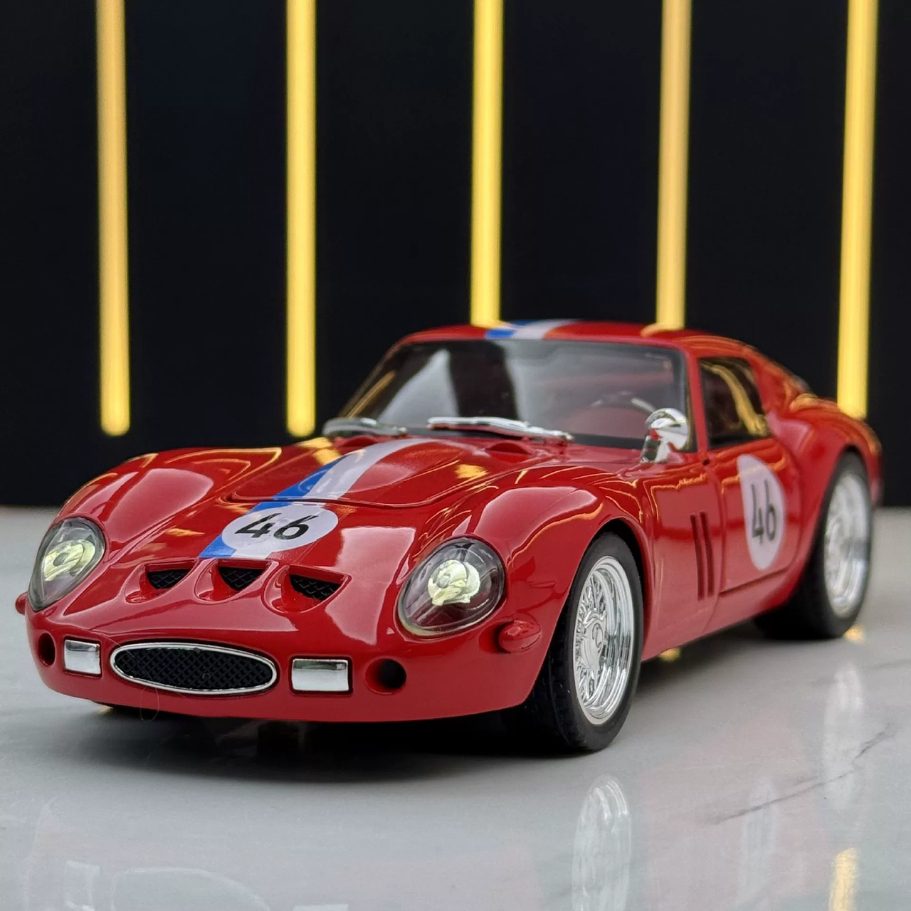 Модель машинки металлическая Ferrari 1:32