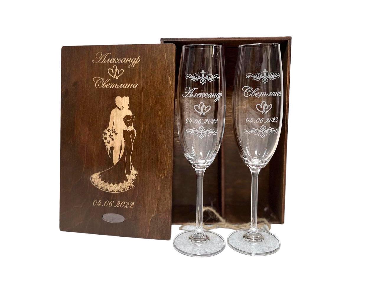 Бокалы для шампанского Bohemia с гравировкой Имена и дата с вензелями в деревянной коробке Палисандр (1150) Бокалы для шампанского Bohemia с гравировкой Имена и дата с вензелями в деревянной коробке Палисандр (1150)