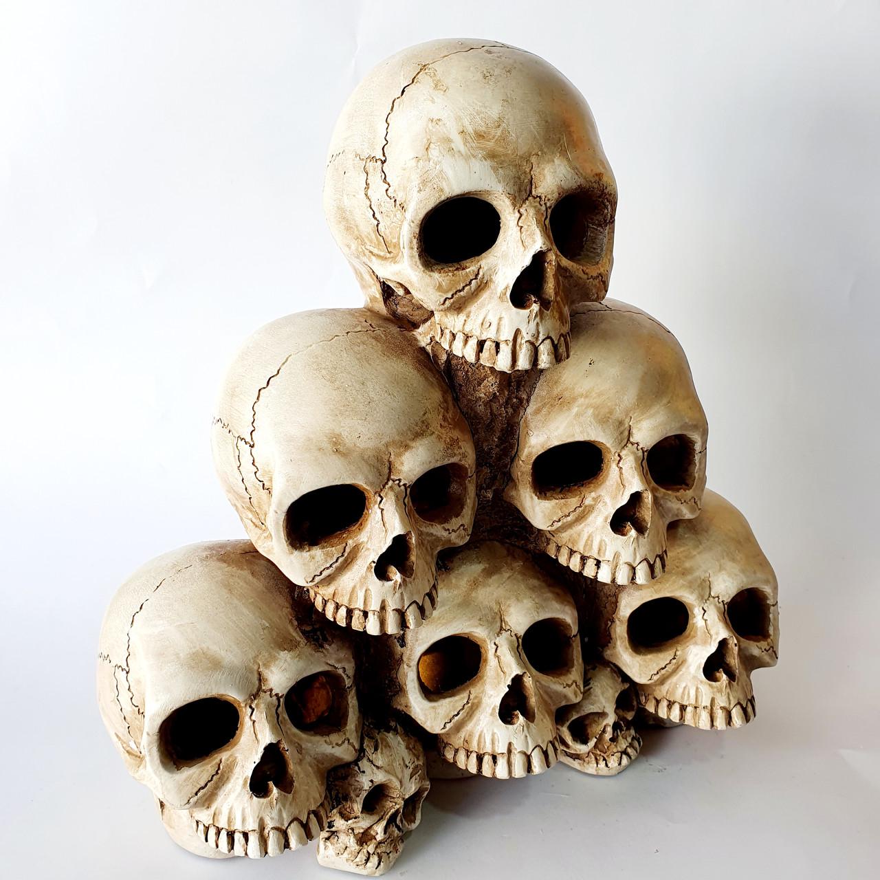 Декор на Хеллоуїн піраміда з черепів з підсвічуванням