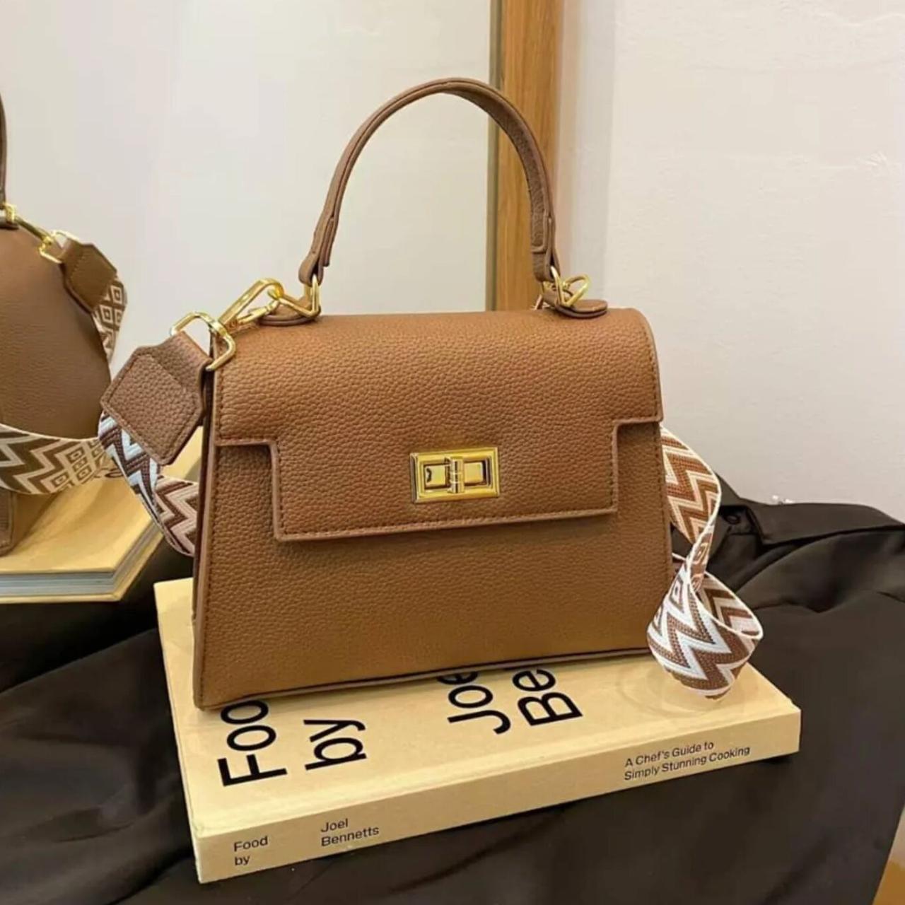 Жіноча сумка Lorian з плечовим ременем в комплекті та однією короткою ручкою Кавовий (LR 2213 COFFEE) - фото 3 Жіноча сумка Lorian з плечовим ременем в комплекті та однією короткою ручкою Кавовий (LR 2213 COFFEE) - фото 3