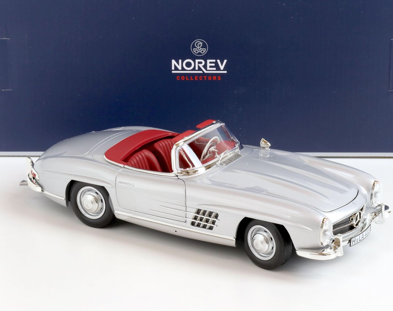 Модель автомобиля Norev 1:18 Mercedes-Benz 300 SL Roadster Silver Metallic (183890) - фото 4 Модель автомобиля Norev 1:18 Mercedes-Benz 300 SL Roadster Silver Metallic (183890) - фото 4