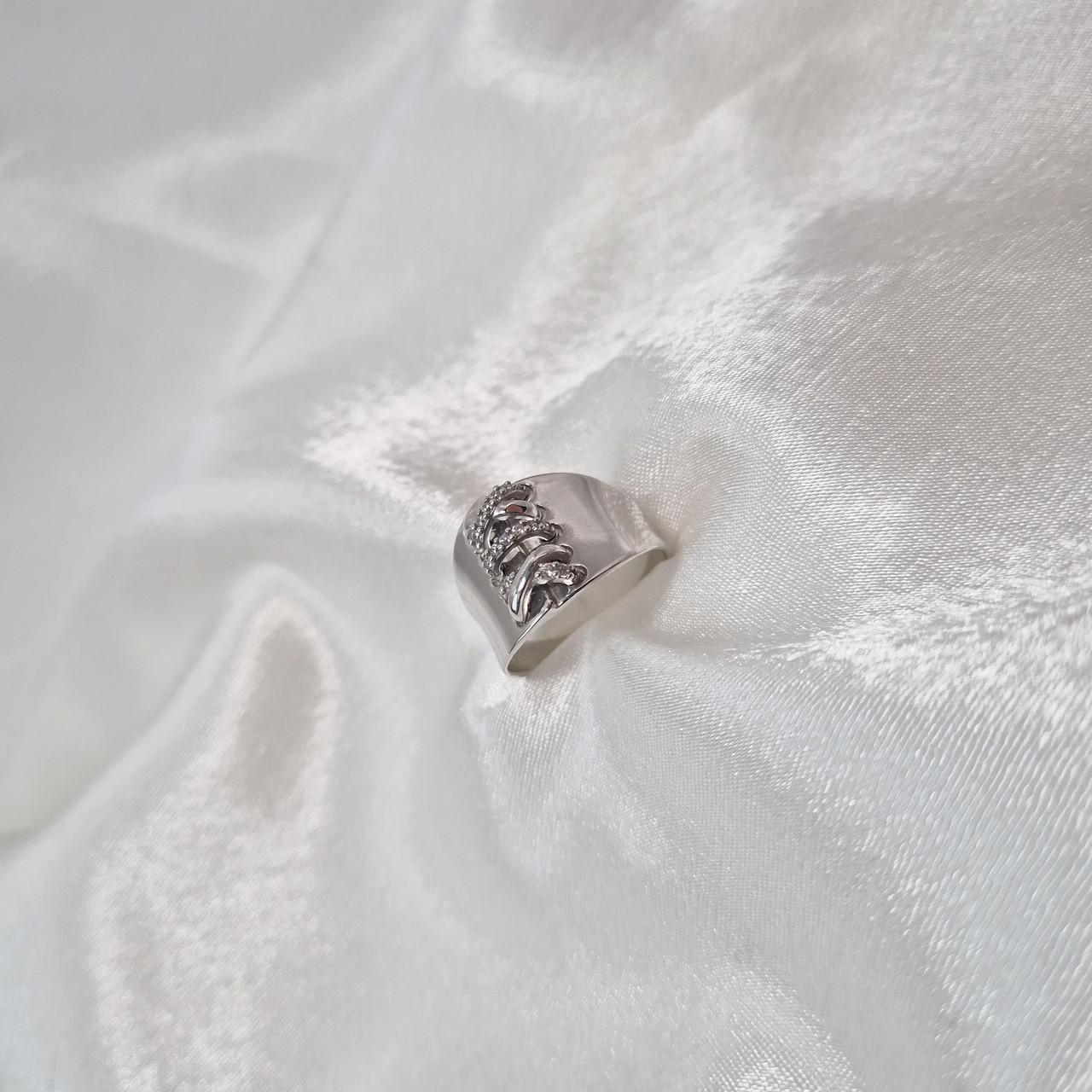 Каблучка широка руан з білими каменями срібло 925 проби родоване р. 18,5 5,31 г (1903р)