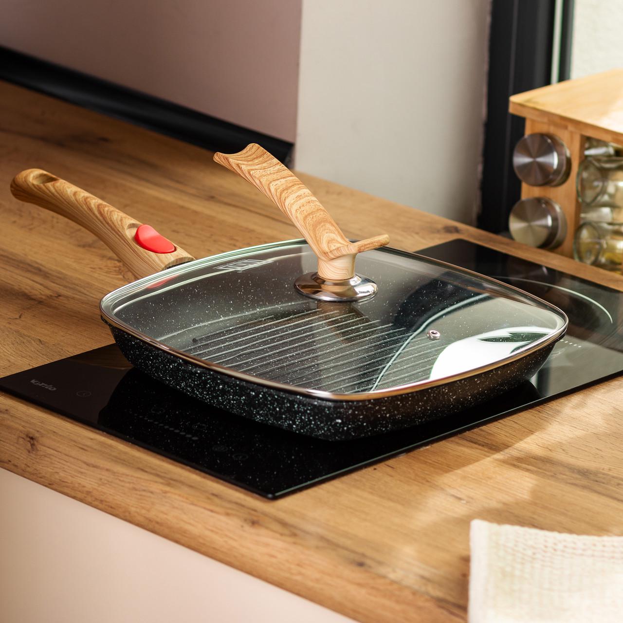 Сковорода гриль квадратна MGC з кришкою та знімною ручкою антипригарна алюмінієва 28×28 см - фото 2 Сковорода гриль квадратна MGC з кришкою та знімною ручкою антипригарна алюмінієва 28×28 см - фото 2