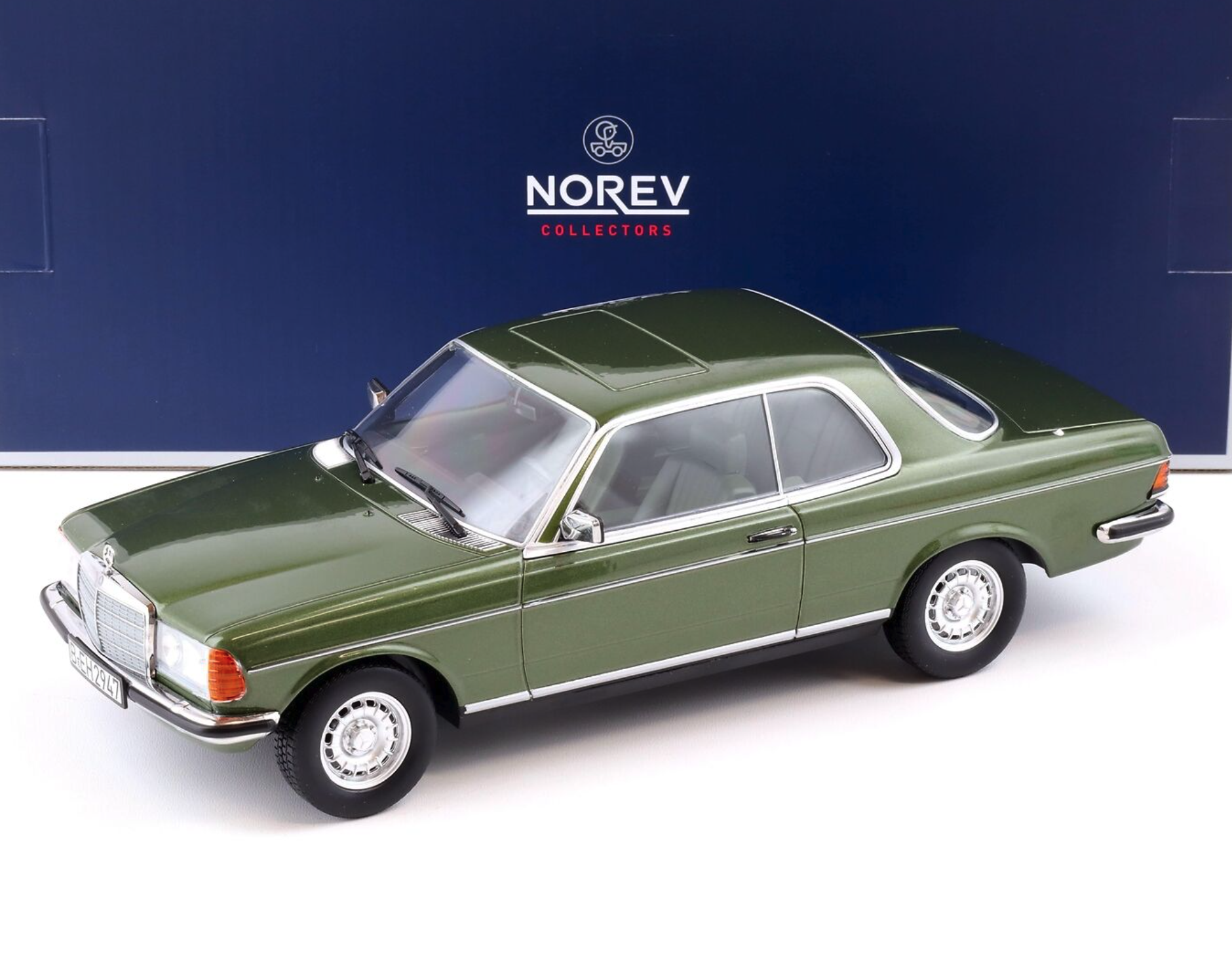 Модель автомобиля Norev 1:18 Mercedes-Benz 280 CE C123 Green Metallic (183704) - фото 5 Модель автомобиля Norev 1:18 Mercedes-Benz 280 CE C123 Green Metallic (183704) - фото 5